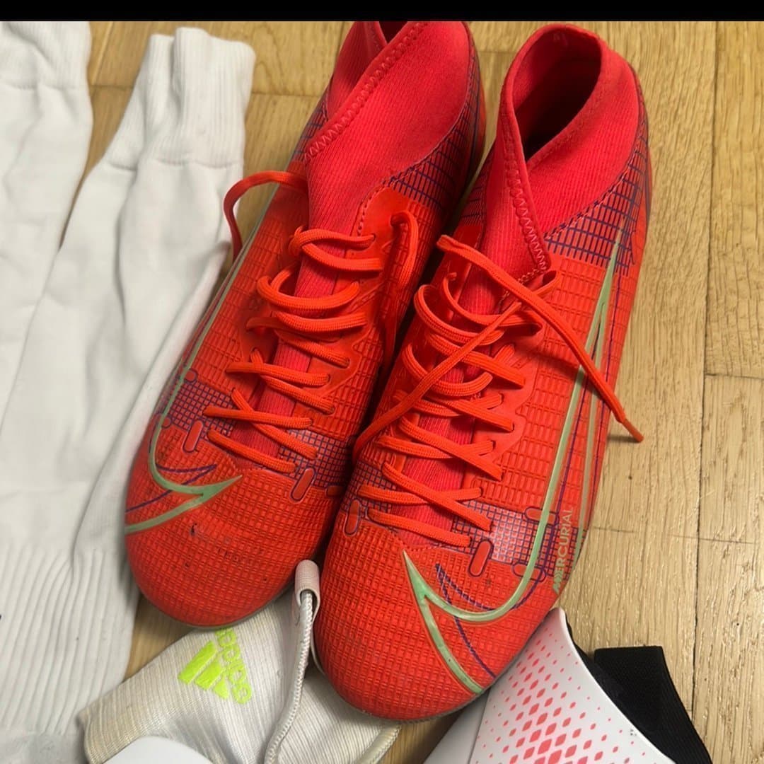 Fotbollsskor Nike Mercurial storlek 41, benskydd Adidas, strumpor