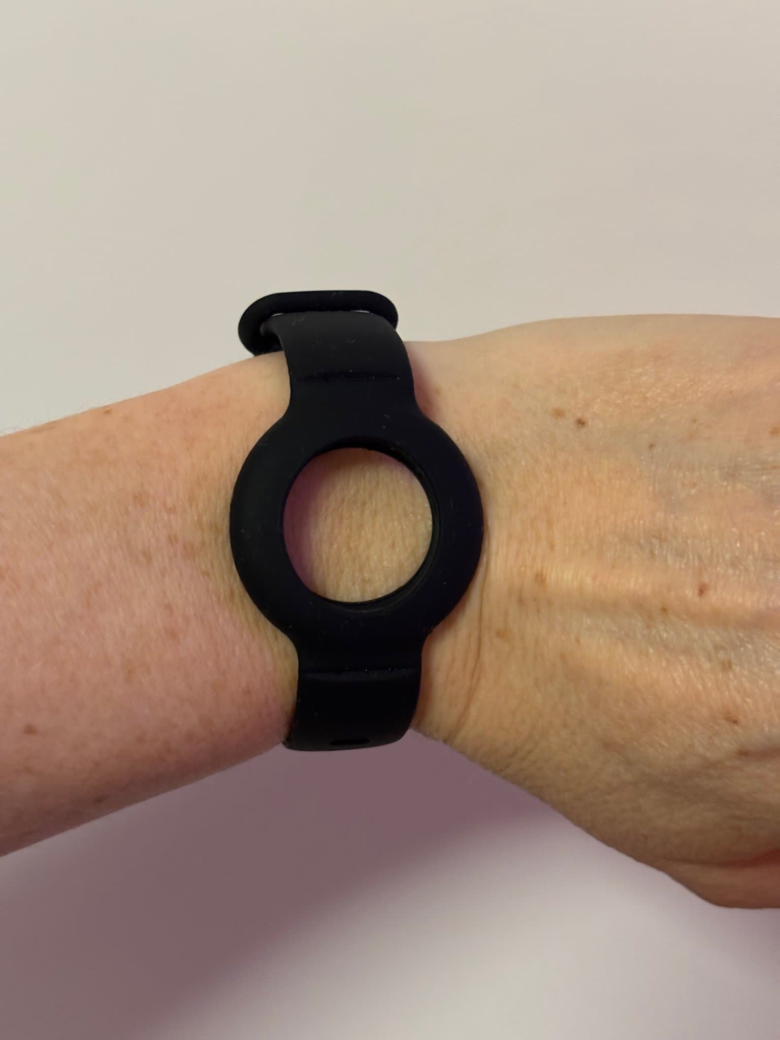 Svart silikonarmband för AirTag