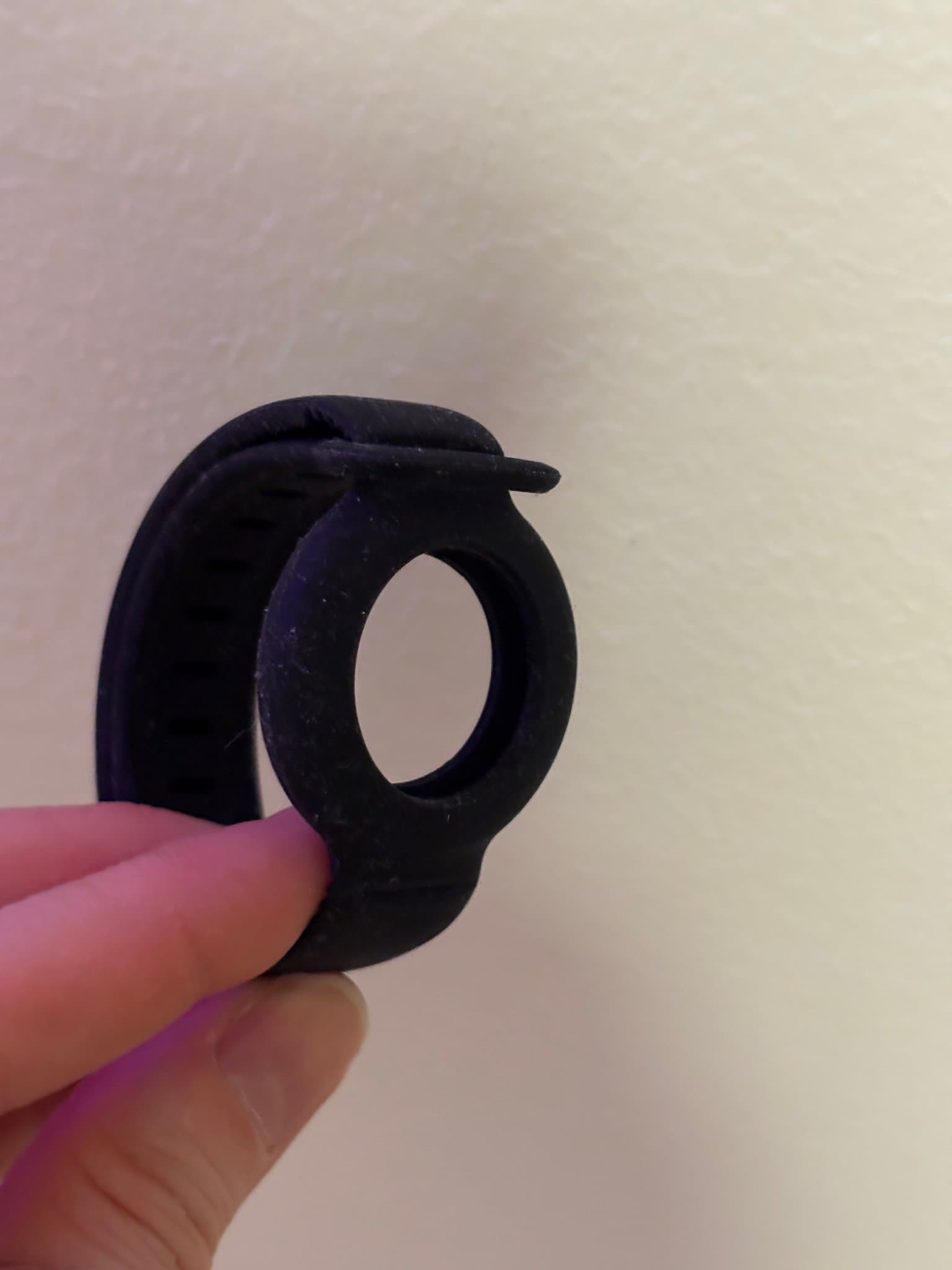 Svart silikonarmband för AirTag