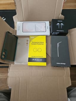 Samsung Galaxy S25 Edge med Galaxy Buds3 Pro