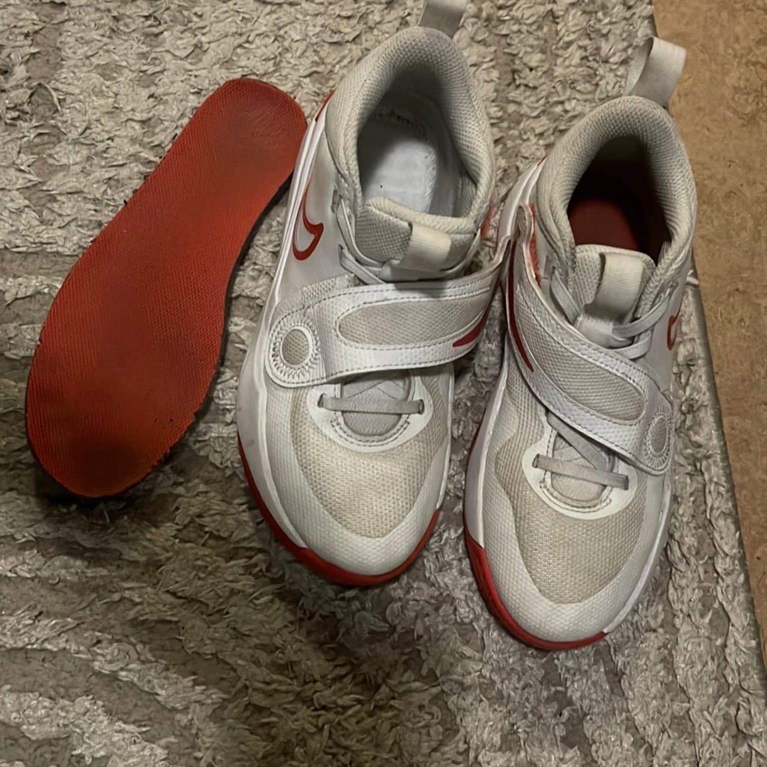 Nike Team Hustle D 11 - Vita Basketbollskor Storlek 36