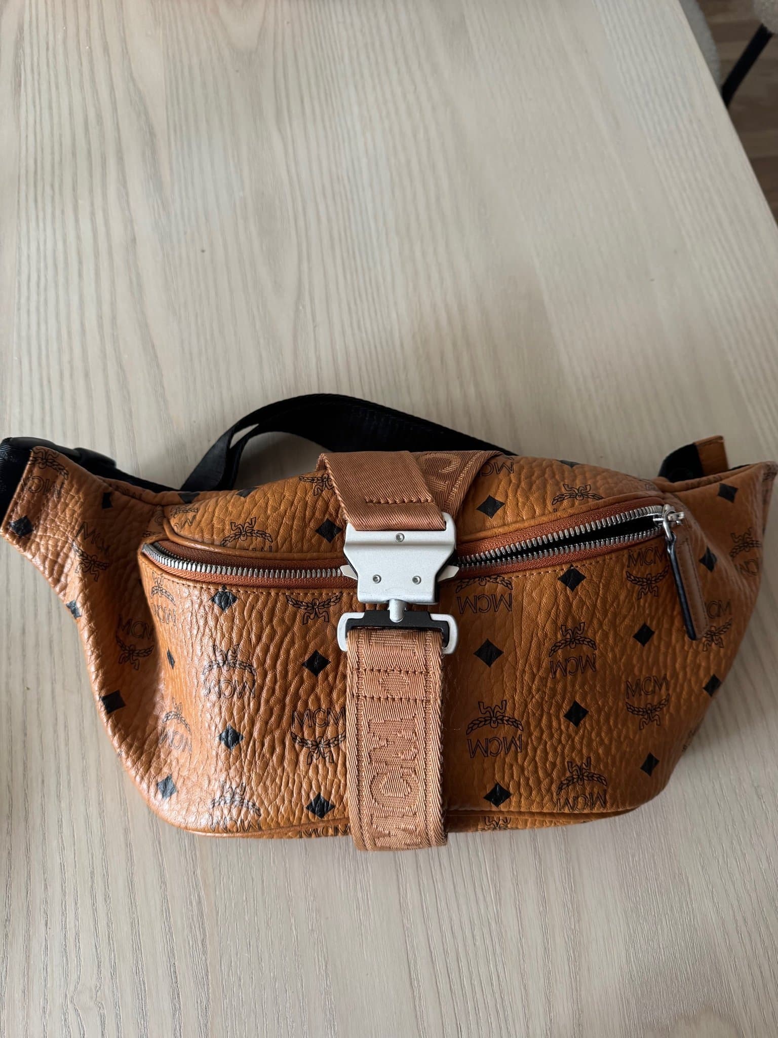 MCM brun midjeväska