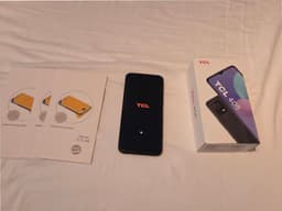 TCL 405 Smartphone med 3 stycken extra skärmskydd