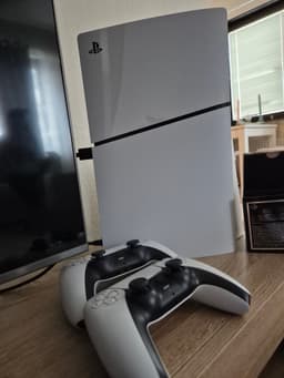 Sony PlayStation 5 Digital Edition med två handkontroller