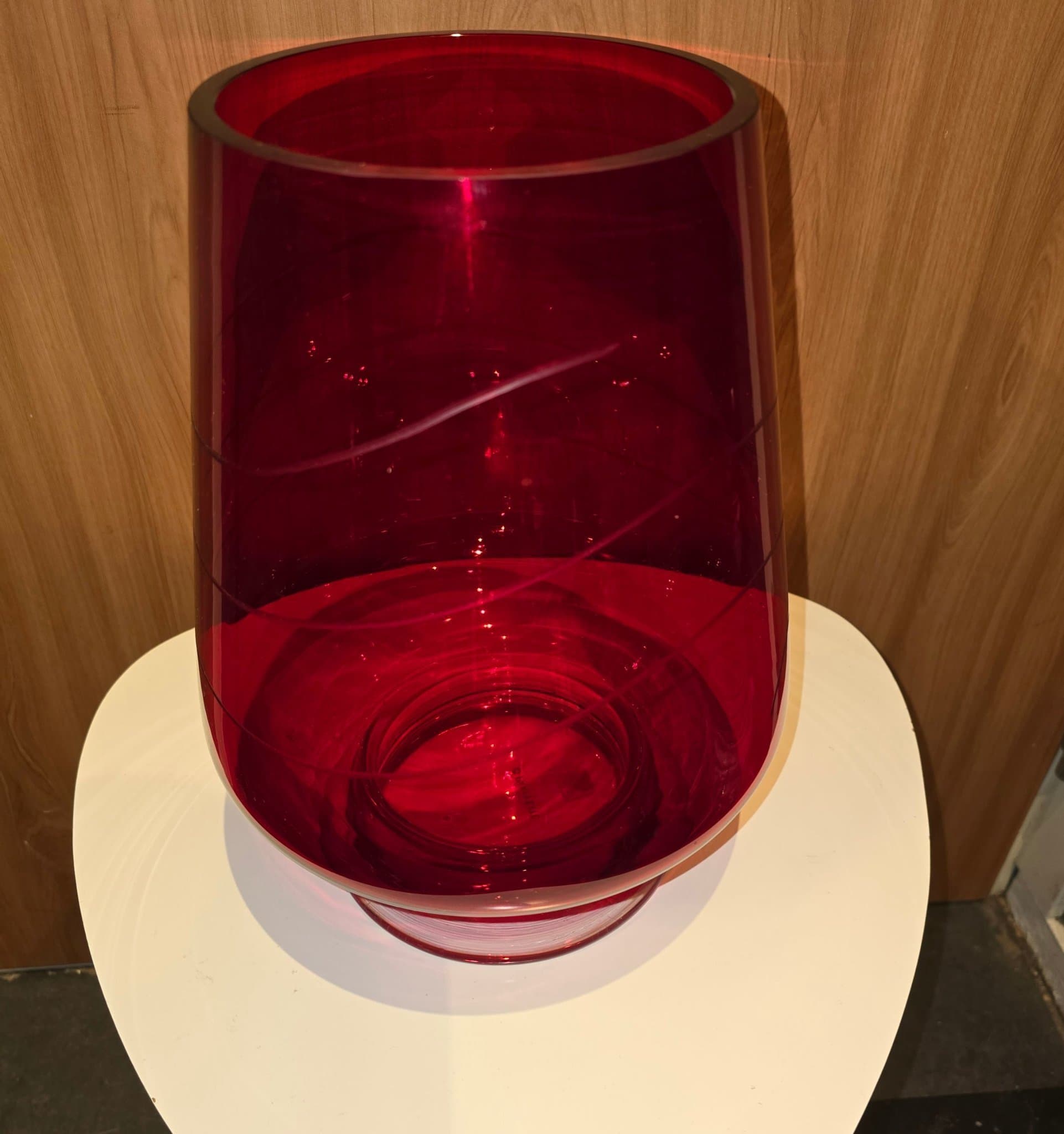 En röd vas den passar bra som dekoration~ diameter 22 cm ~ höjden 32 cm.