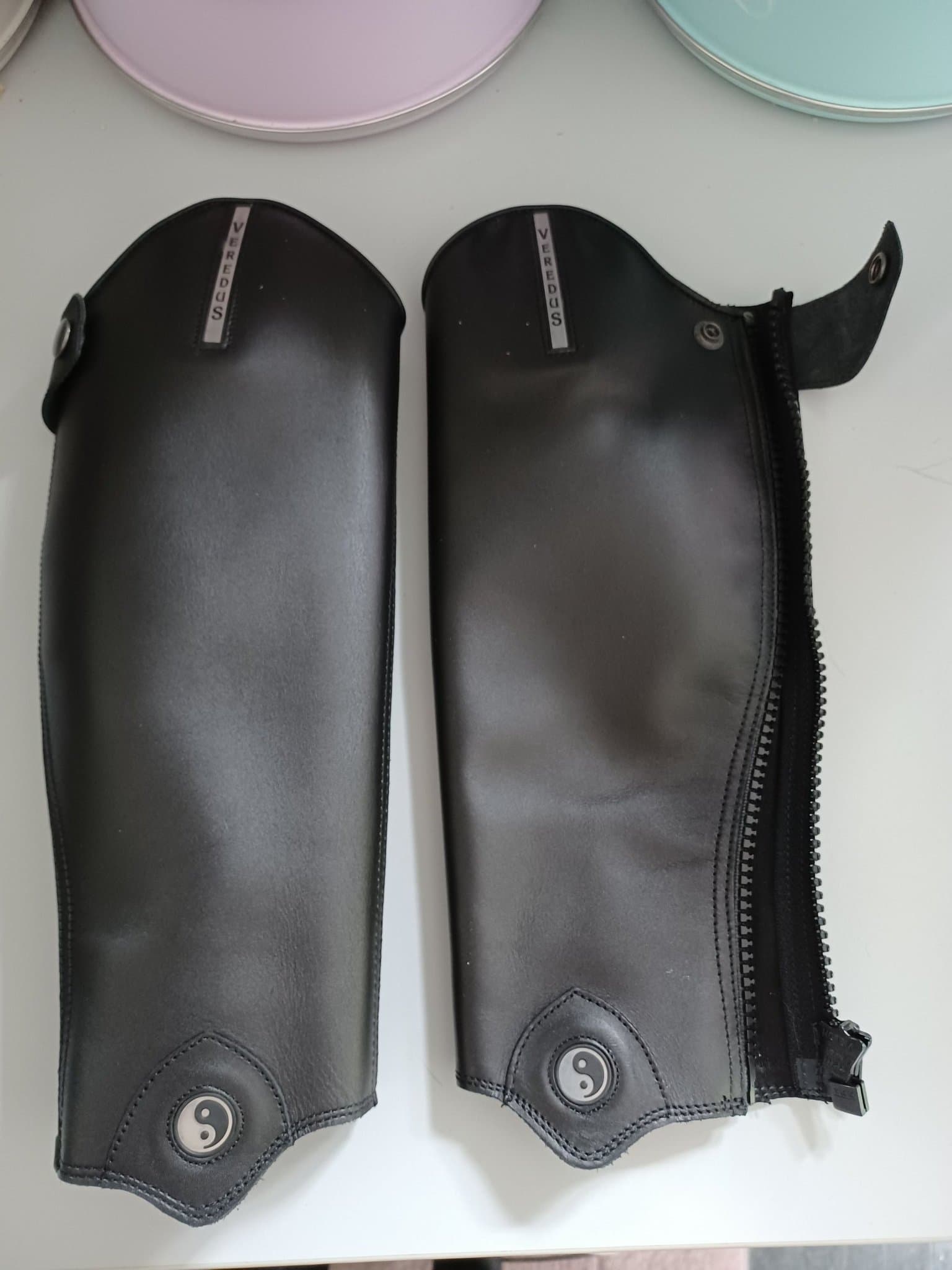 VEREDUS SHORTCHAPS ACCORDO YIN & YANG KALVSKINN BARNSTRL NYA