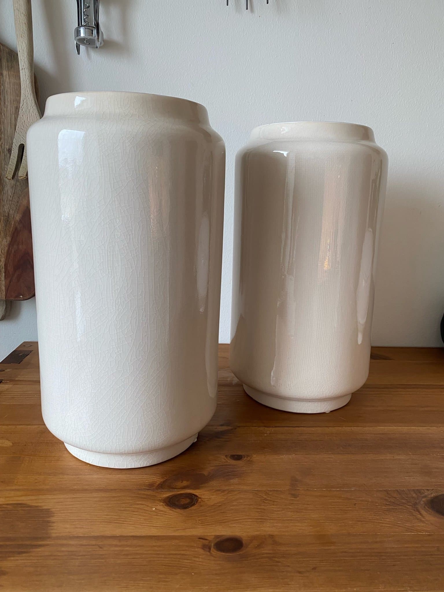 Två högre krukor i beige