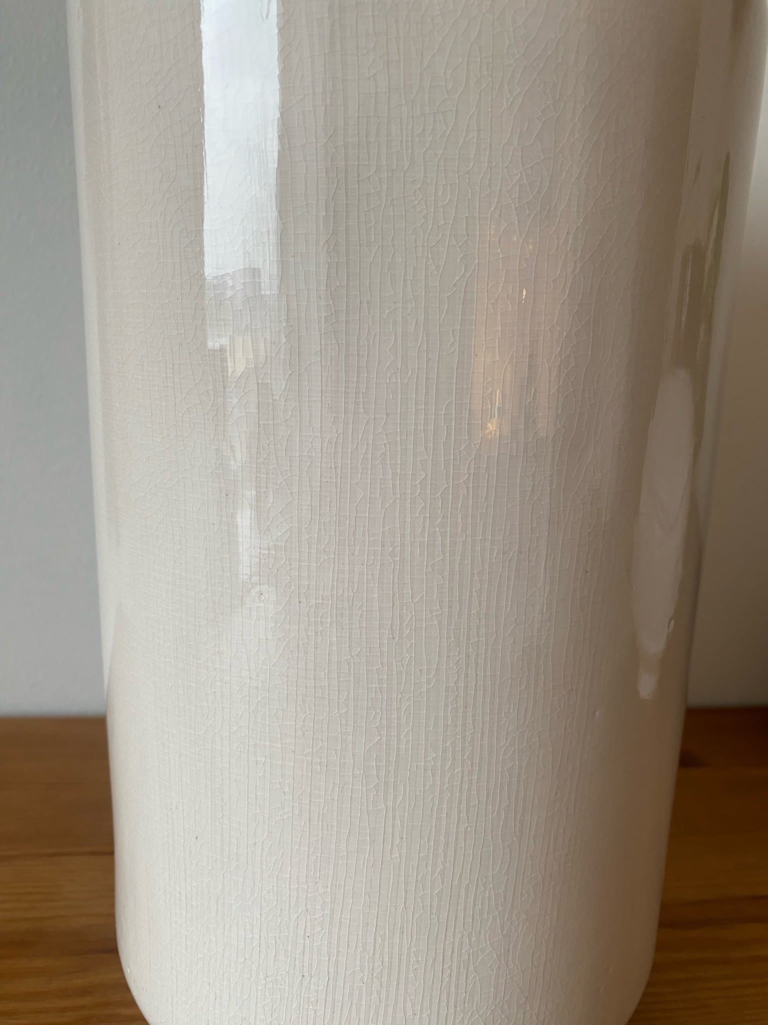 Två högre krukor i beige