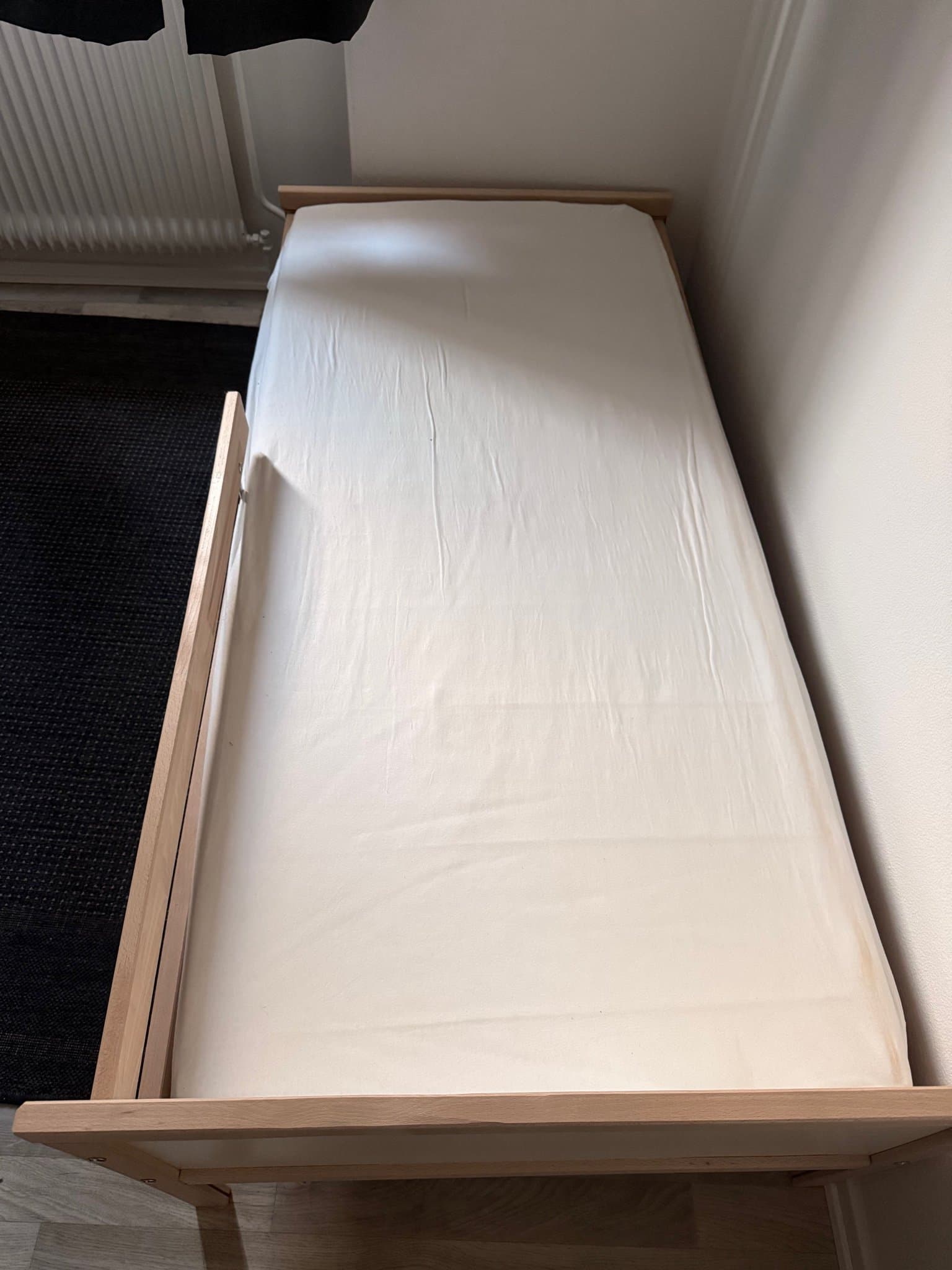 Sängram i trä med madrass