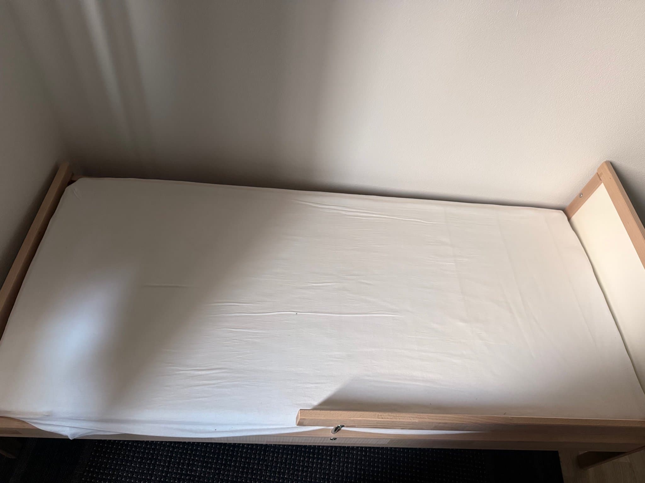 Sängram i trä med madrass