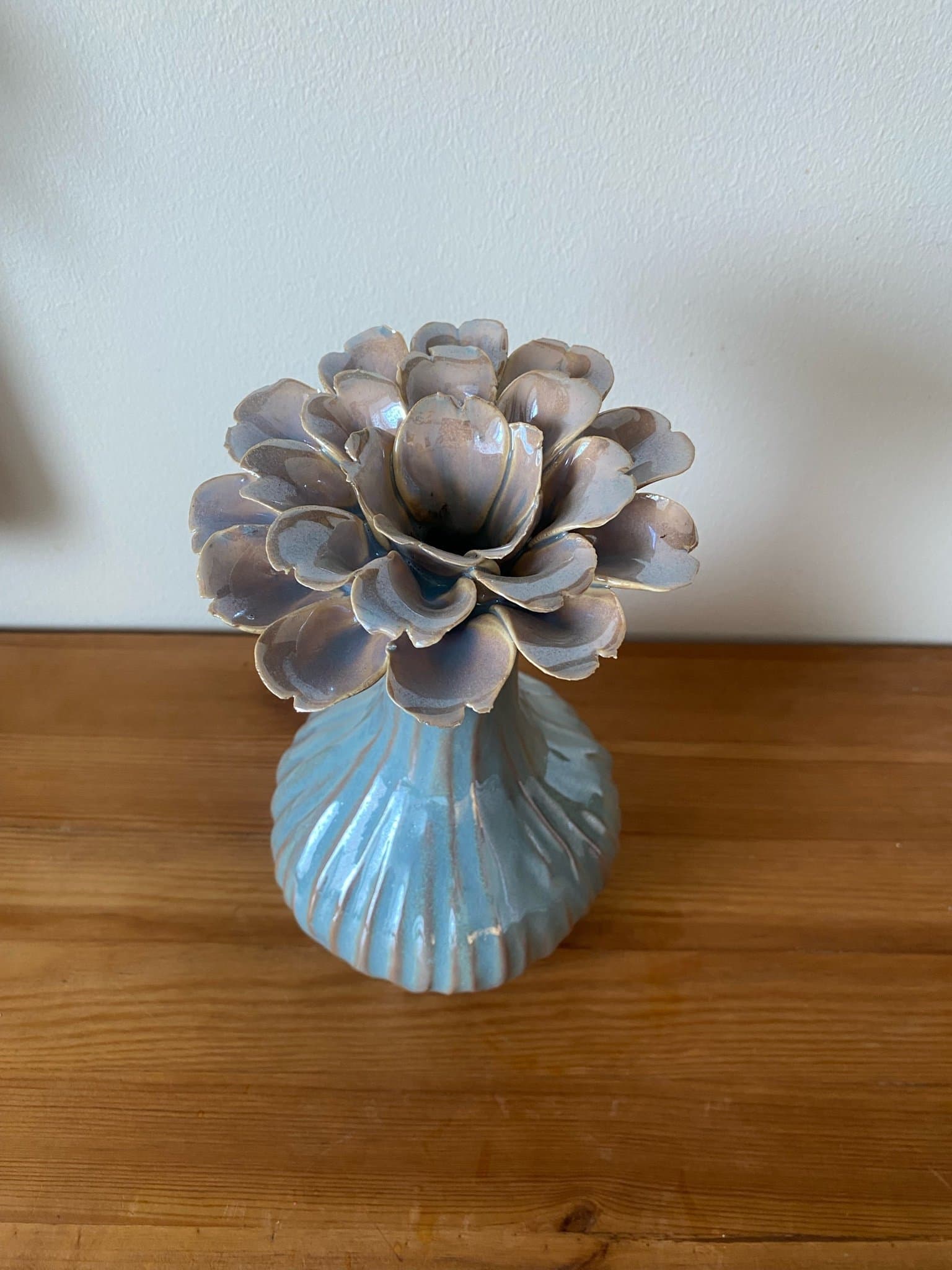 Blå keramikvas med blomformad öppning