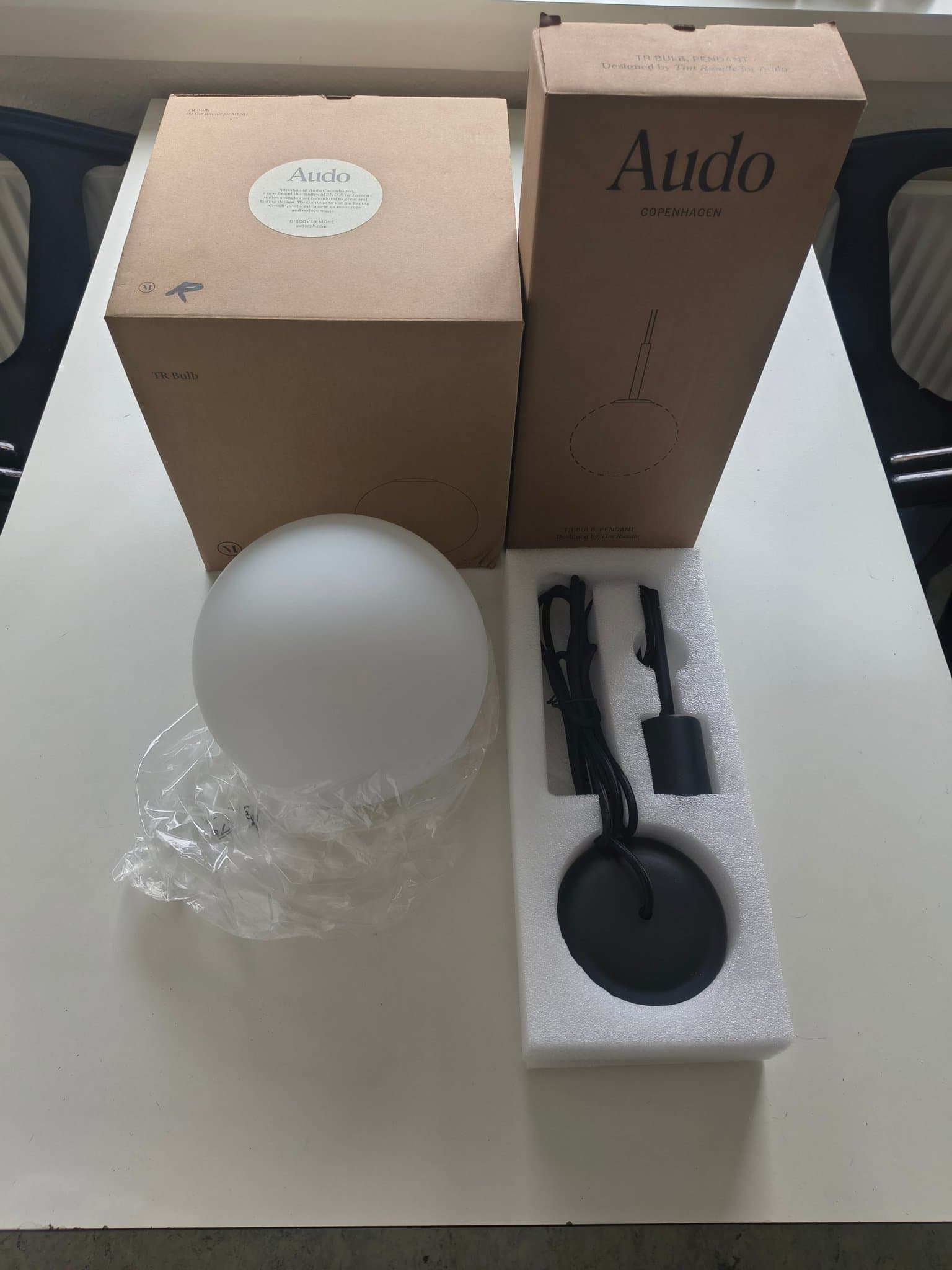 Audo Copenhagen TR Bulb Pendel – komplett set – opalglas & svart beslag
