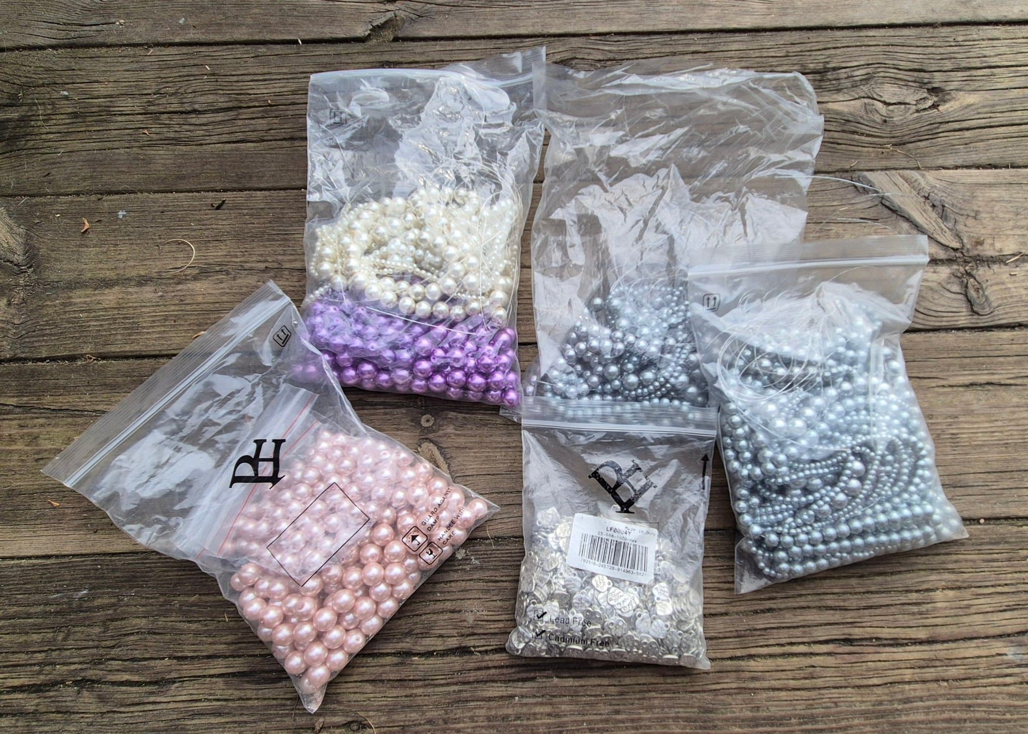 Storpack mycket fina pärlor och handlade hjärta