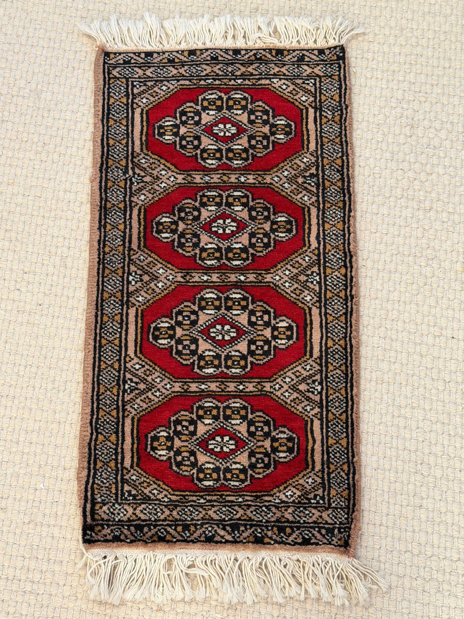 Handknuten matta i ull, röd och beige, 64x33 cm