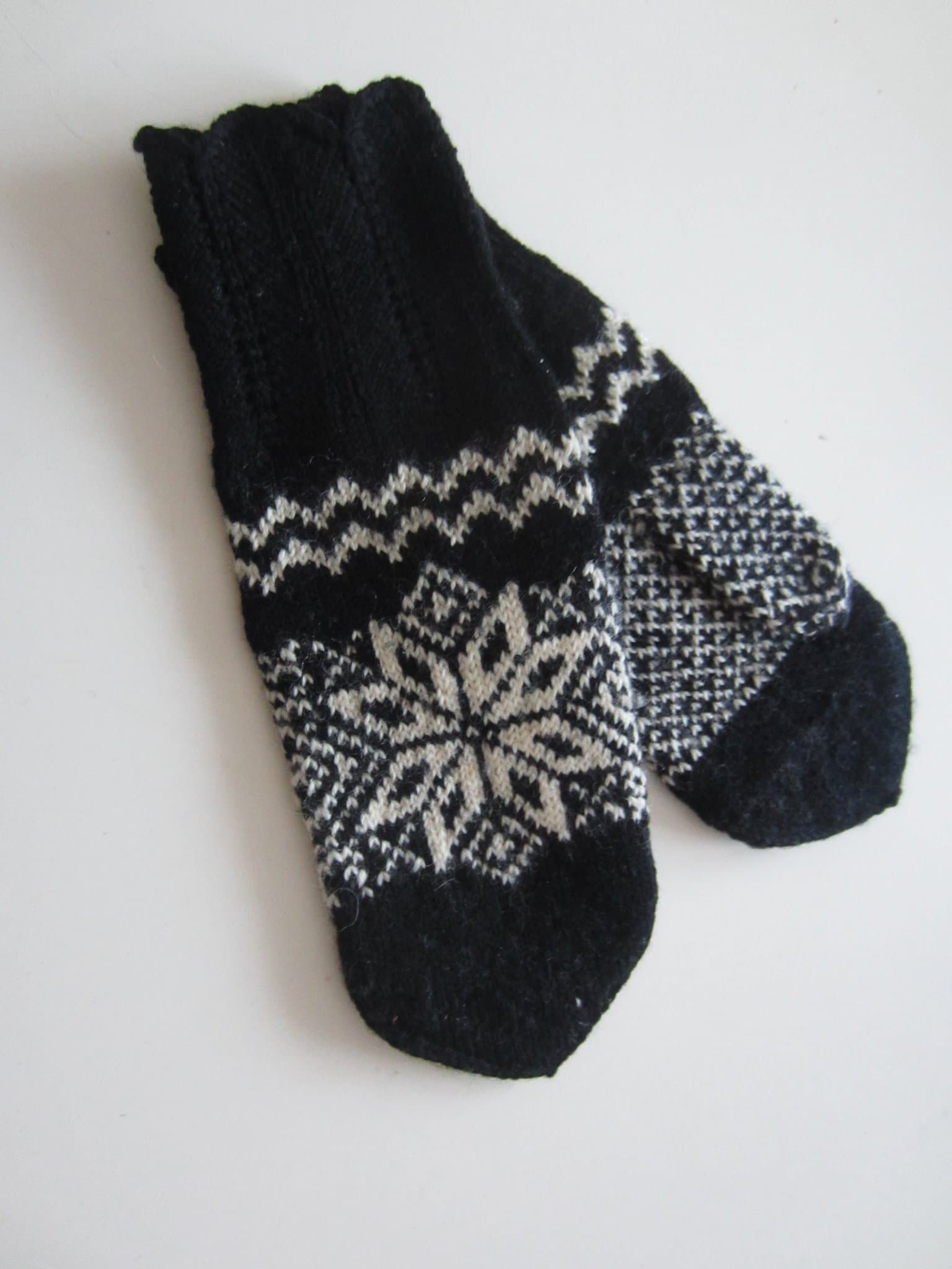 Handstickade vantar i ull Täta och välgjorda med fint mönster på mudden.
