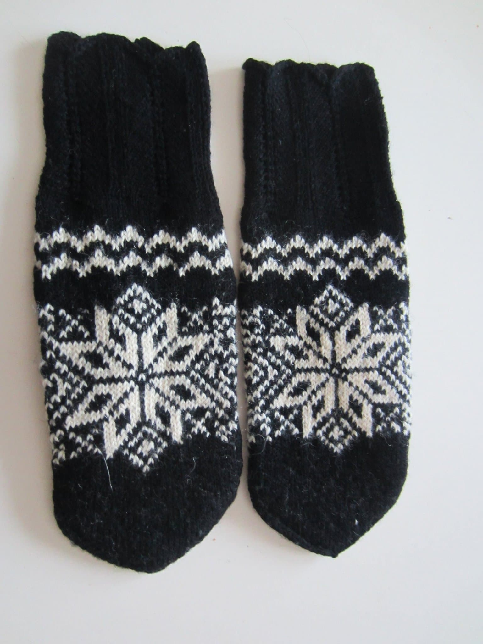 Handstickade vantar i ull Täta och välgjorda med fint mönster på mudden.