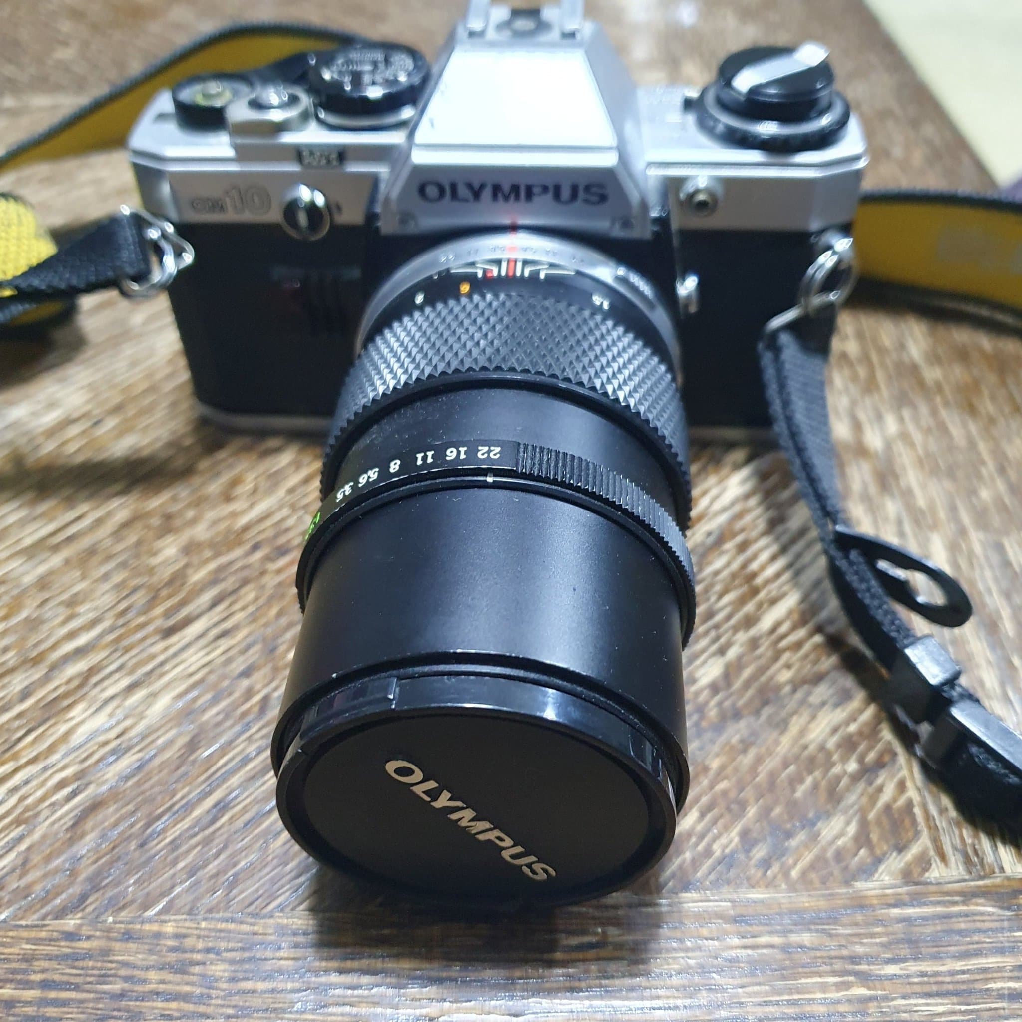 Olympus OM-10 med Zuiko Auto-T 135mm f/3.5 – fullt fungerande retro kamera