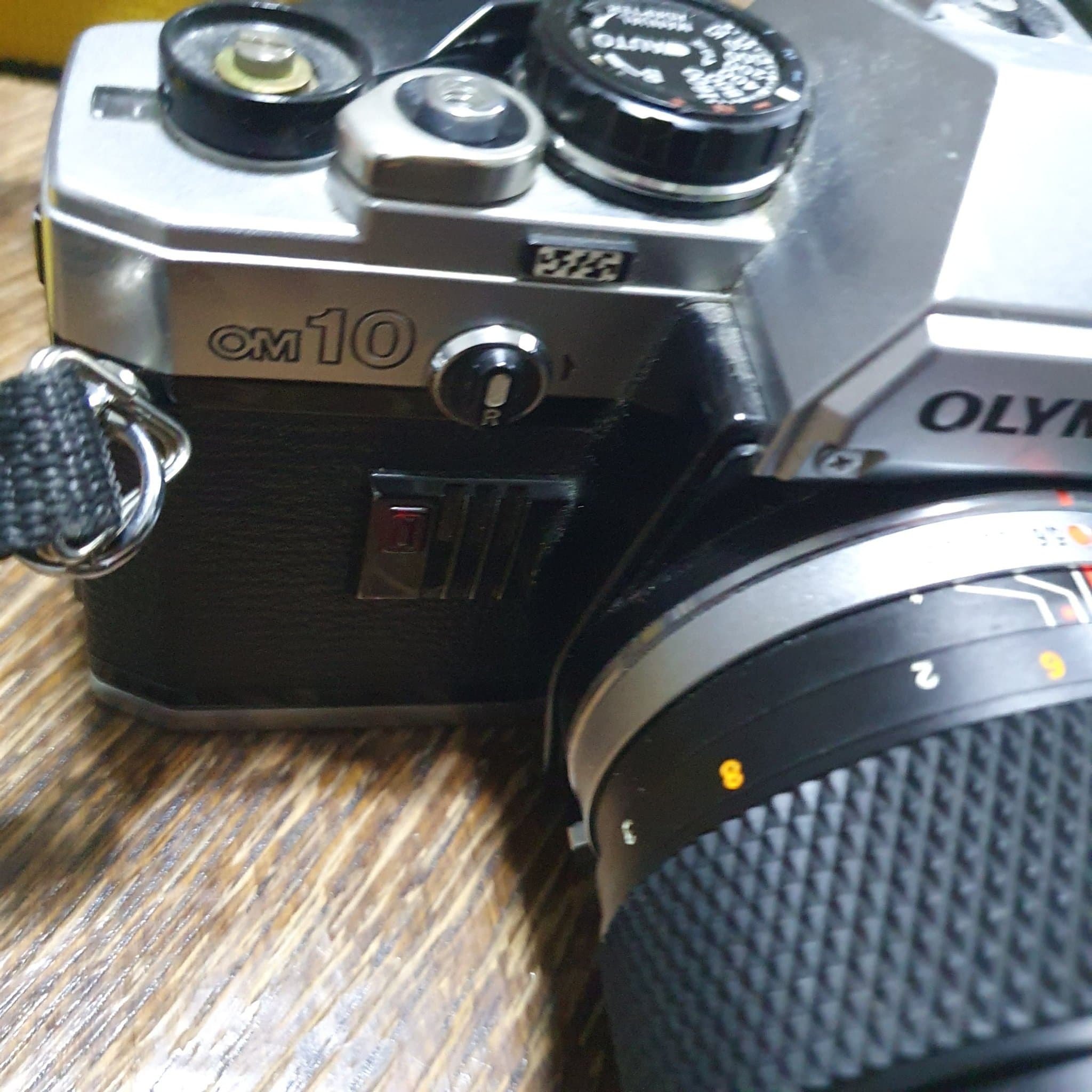 Olympus OM-10 med Zuiko Auto-T 135mm f/3.5 – fullt fungerande retro kamera