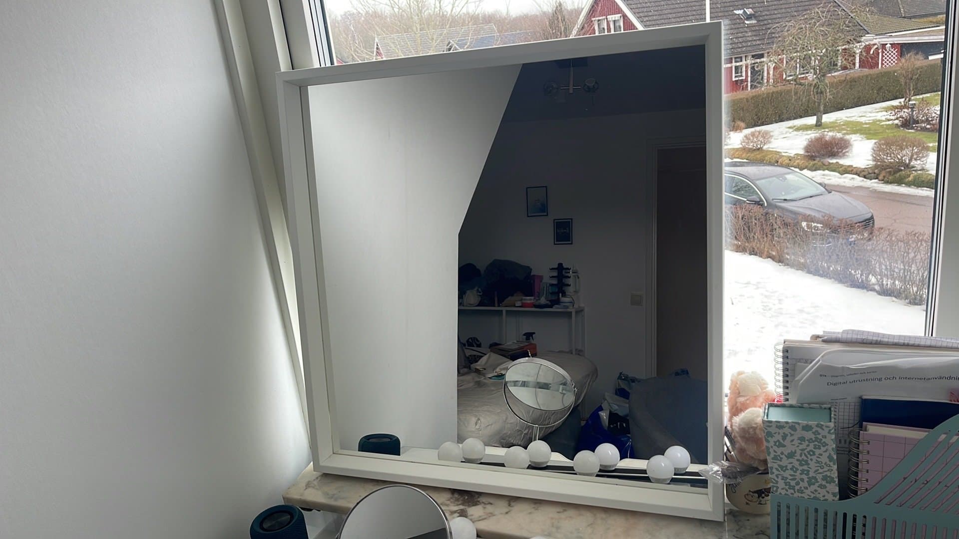 Stilrent skrivbord med smart förvaring, inbyggda lådan/belysning!