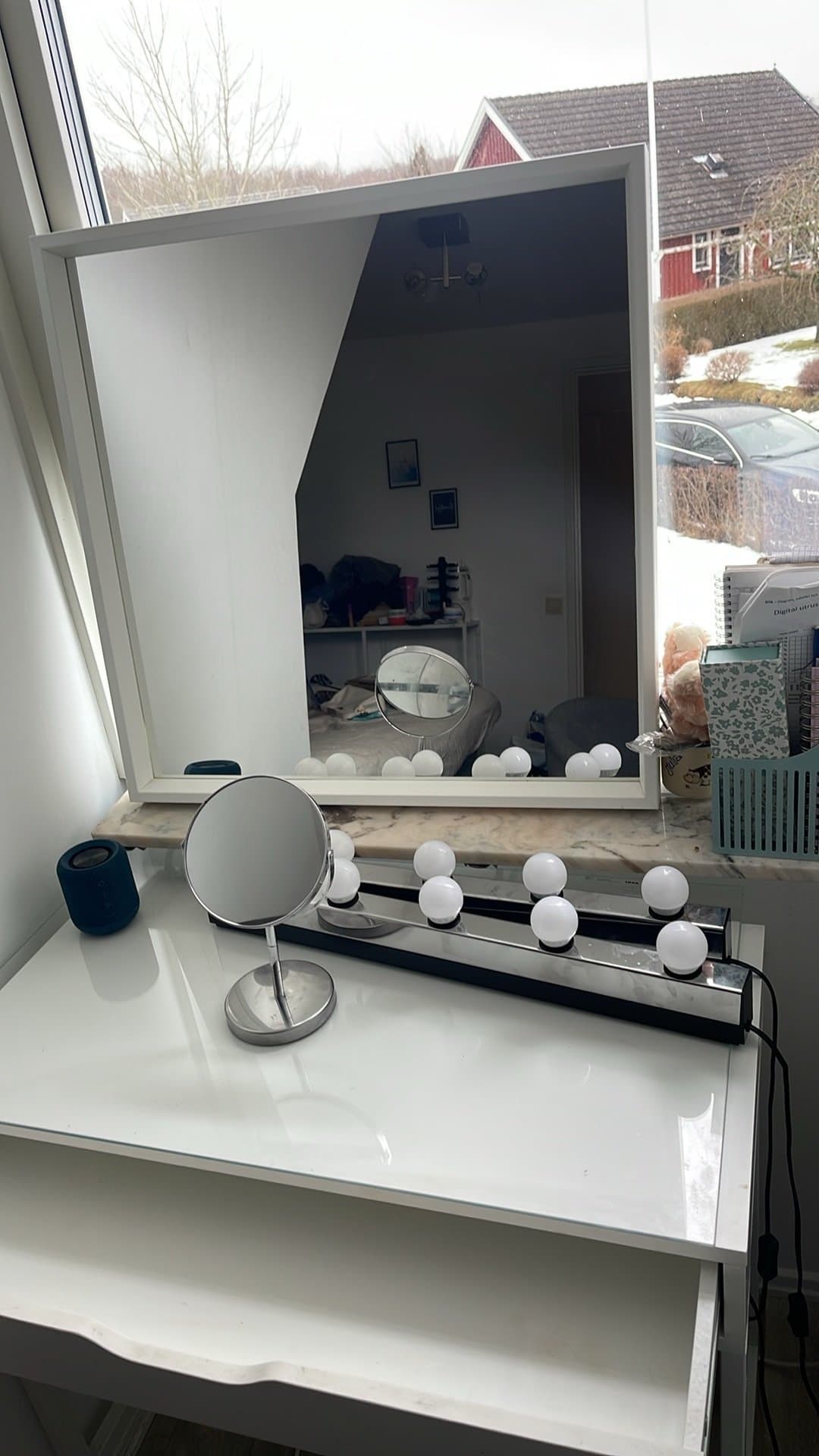 Stilrent skrivbord med smart förvaring, inbyggda lådan/belysning!