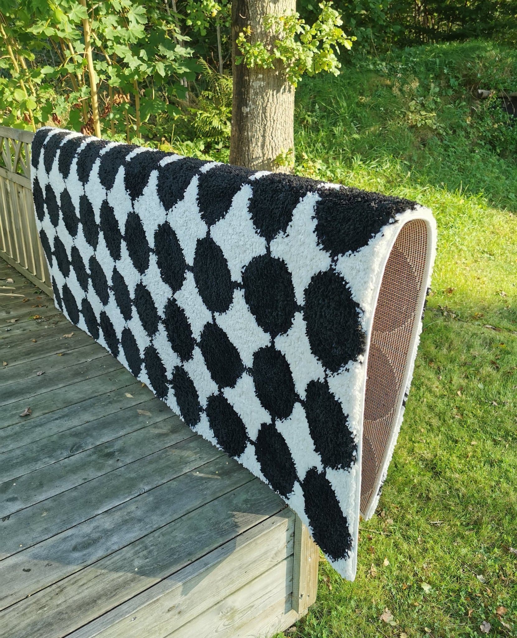 Stor matta~vit/svart~kort lugg~Carpet black/white ~
