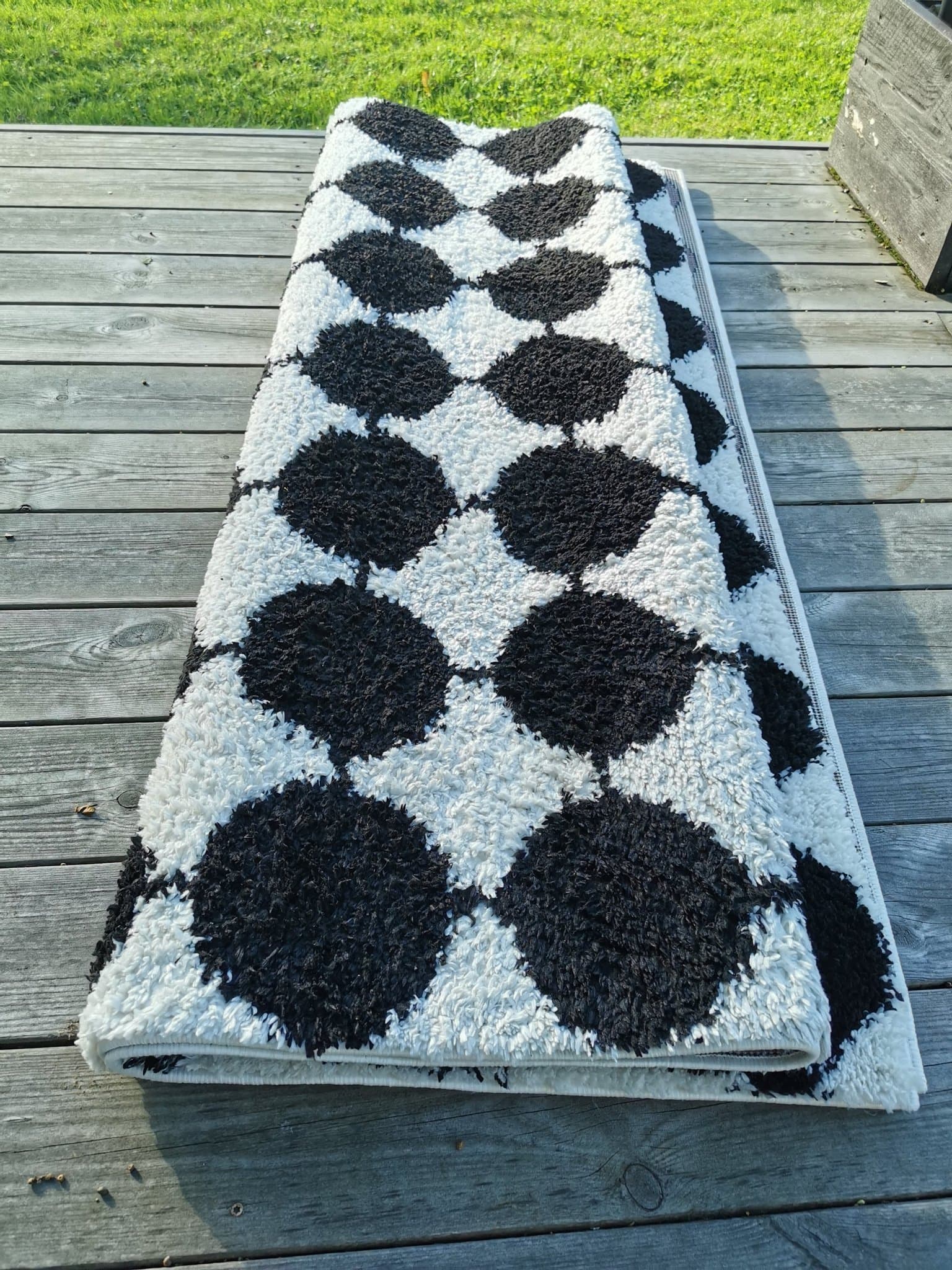 Stor matta~vit/svart~kort lugg~Carpet black/white ~