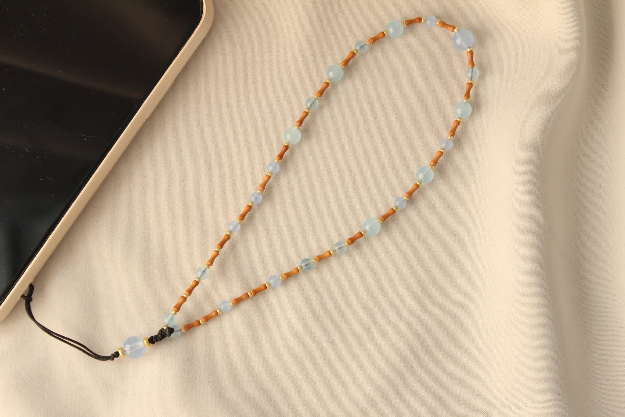 Blå Kalcedon Ädelstensmobilrem – Mobilhänge med Naturliga Kristallpärlor