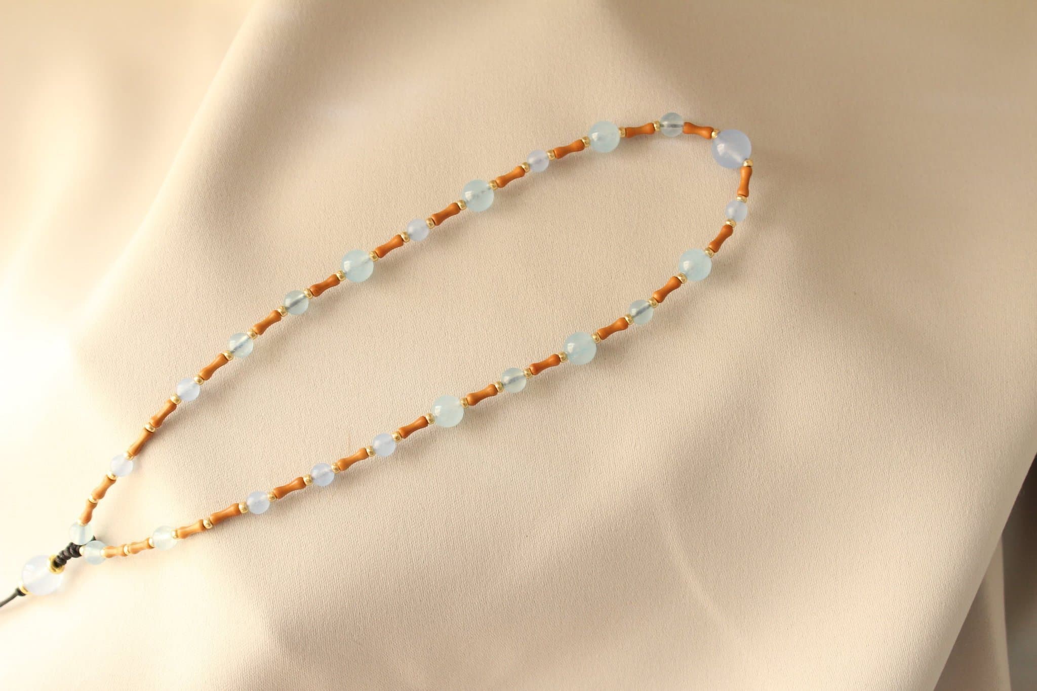 Blå Kalcedon Ädelstensmobilrem – Mobilhänge med Naturliga Kristallpärlor