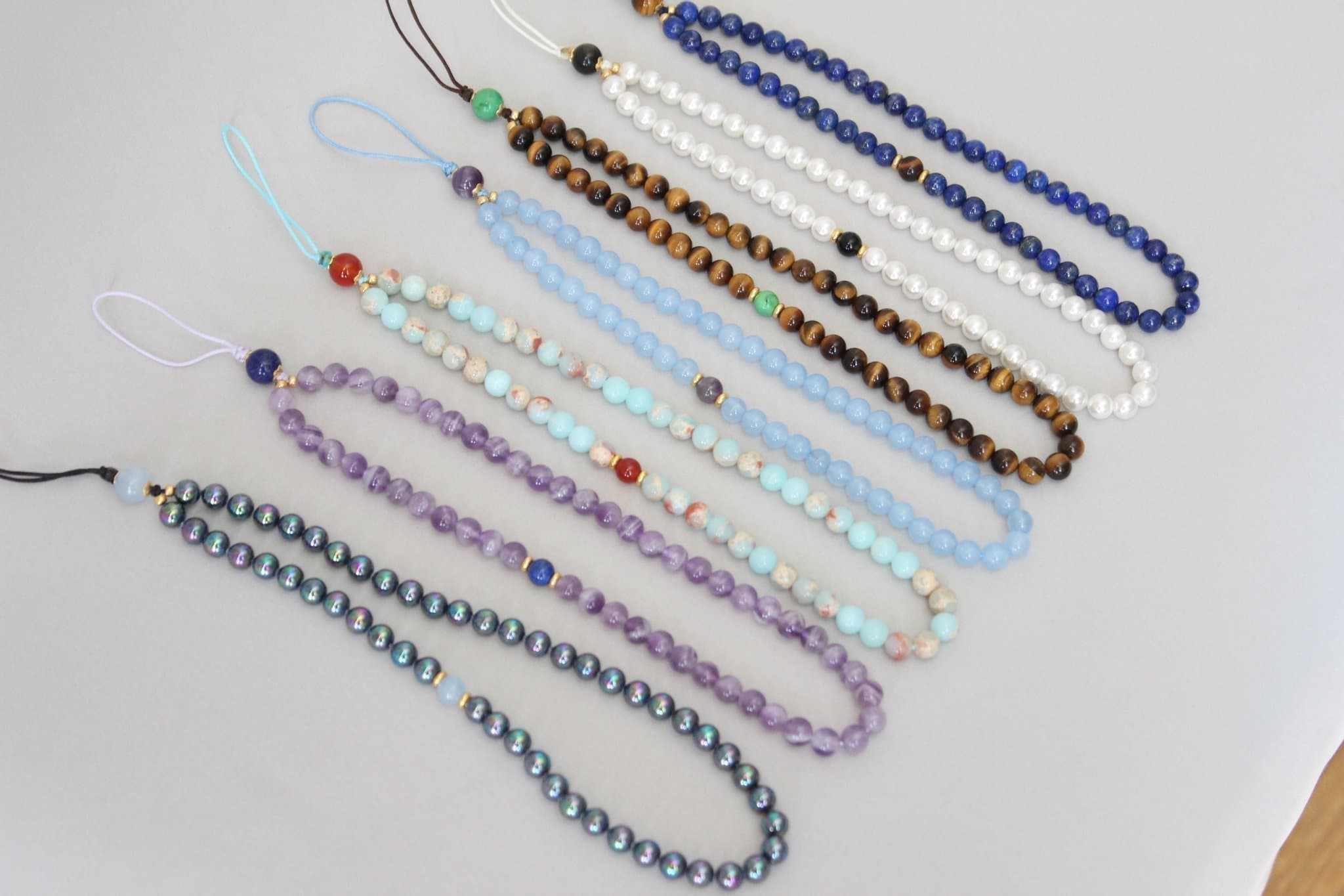 Telefonkedja med naturstenar och energikombination – handgjord pärlsnodd