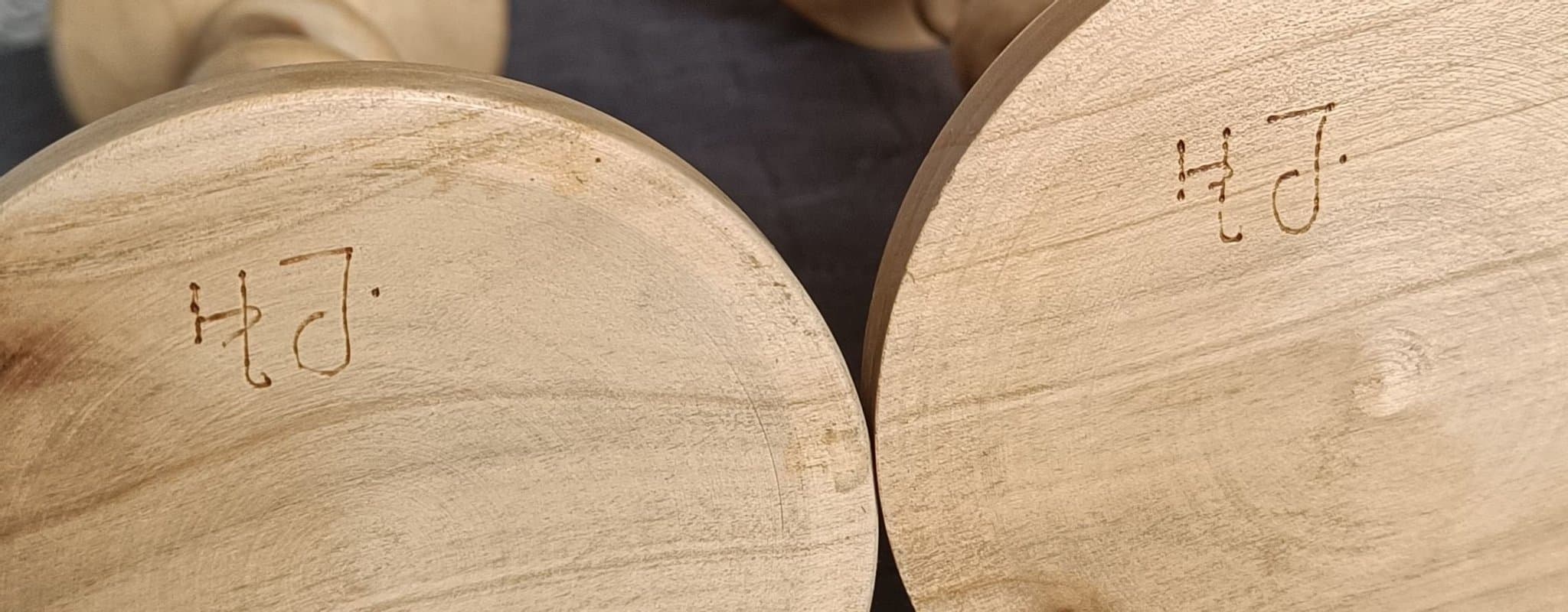 Ett par signerade handgjorda svenska spiral-ljusstakar från ca 1955–1975