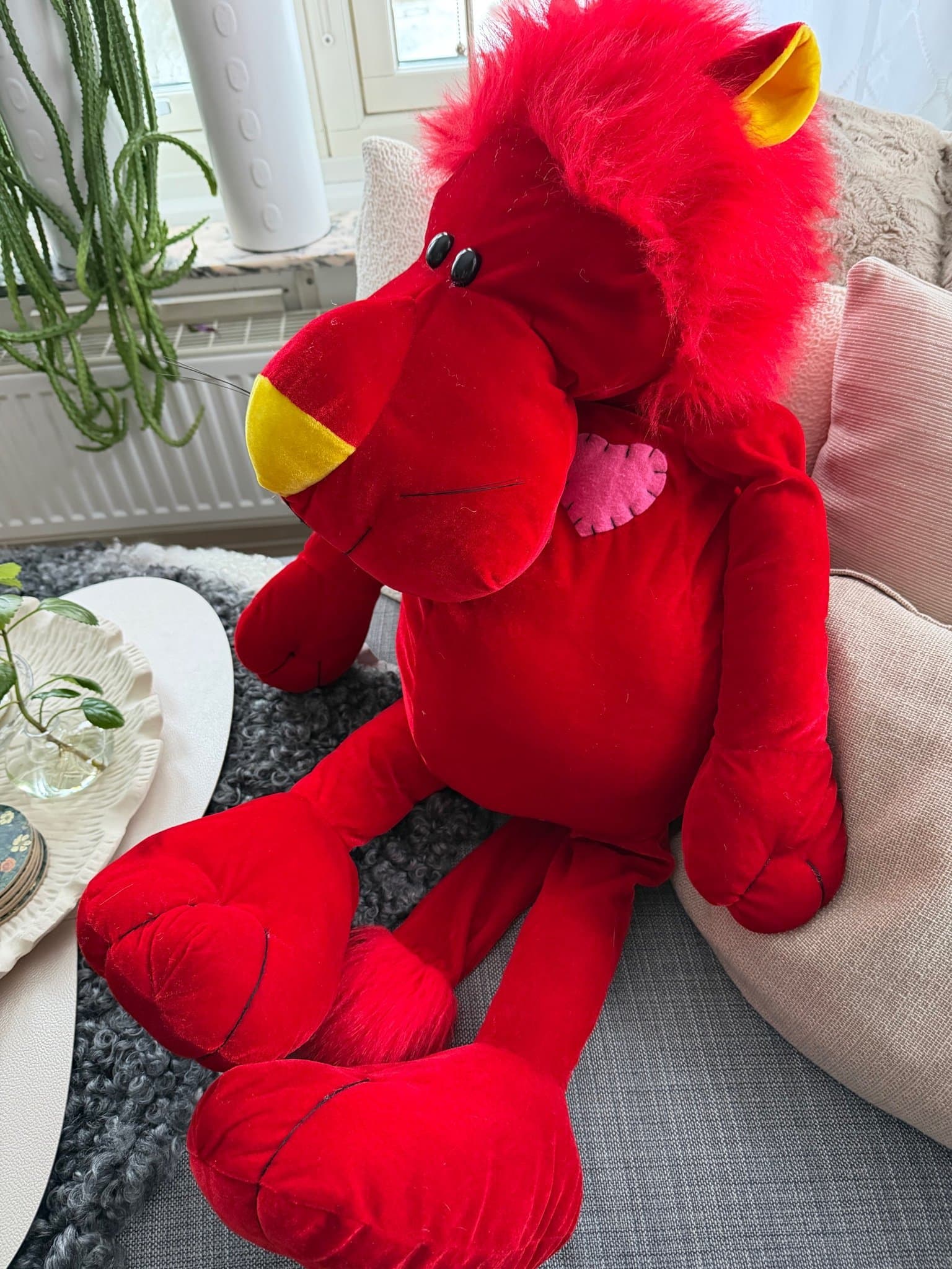 Stort Lejon gosedjur i fint skick, röd/gul/rosa mjukisdjur plysh Leon