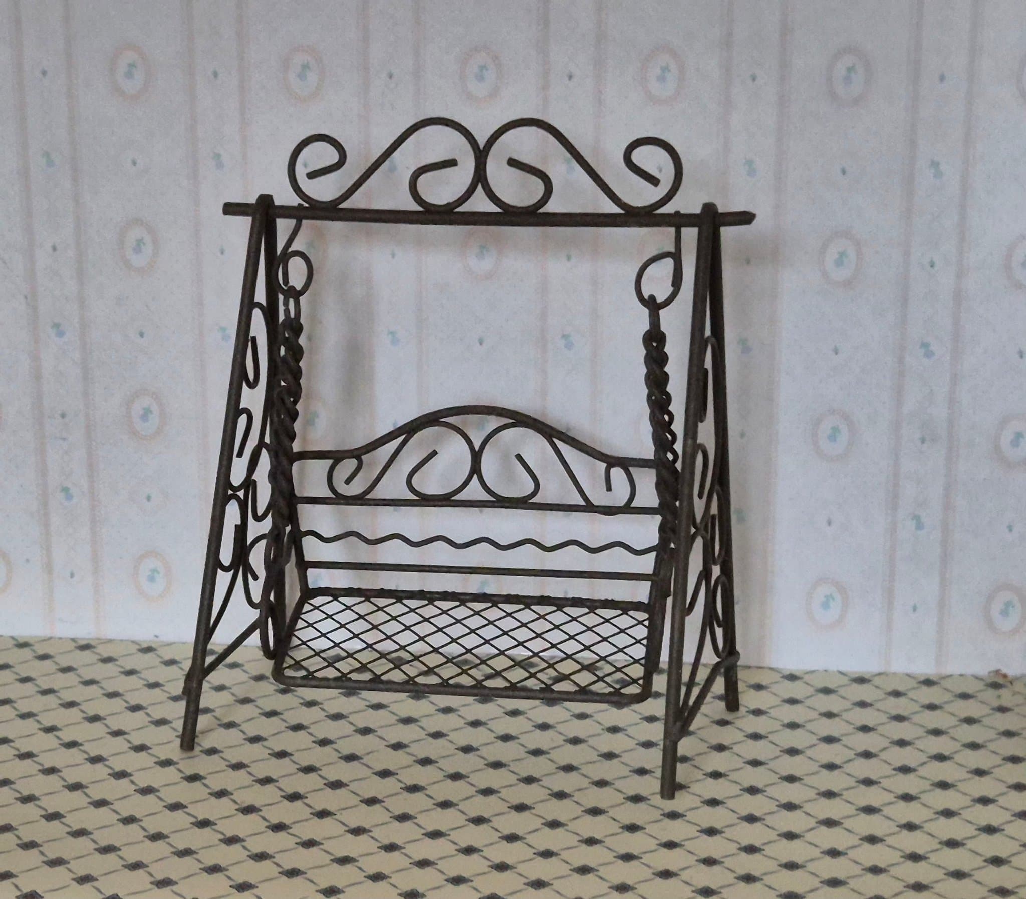 Dockhus gungstol. Dockhusmöbler