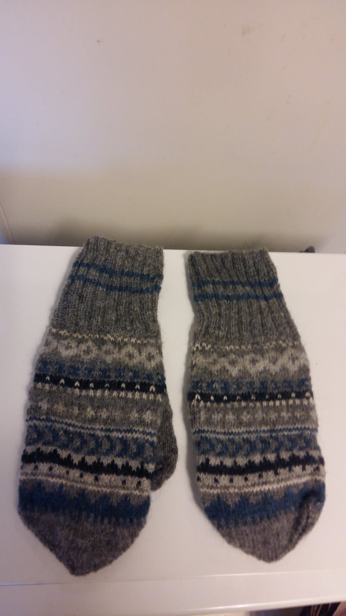 Snygga handstickade ullvantar