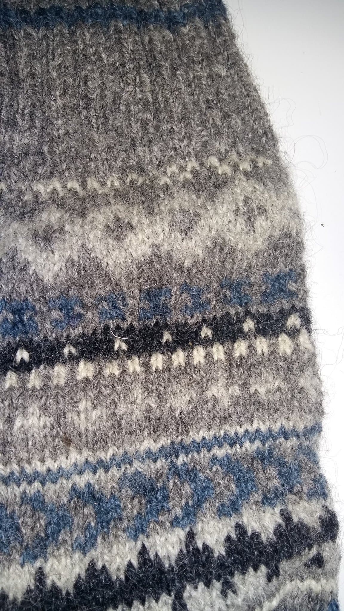 Snygga handstickade ullvantar