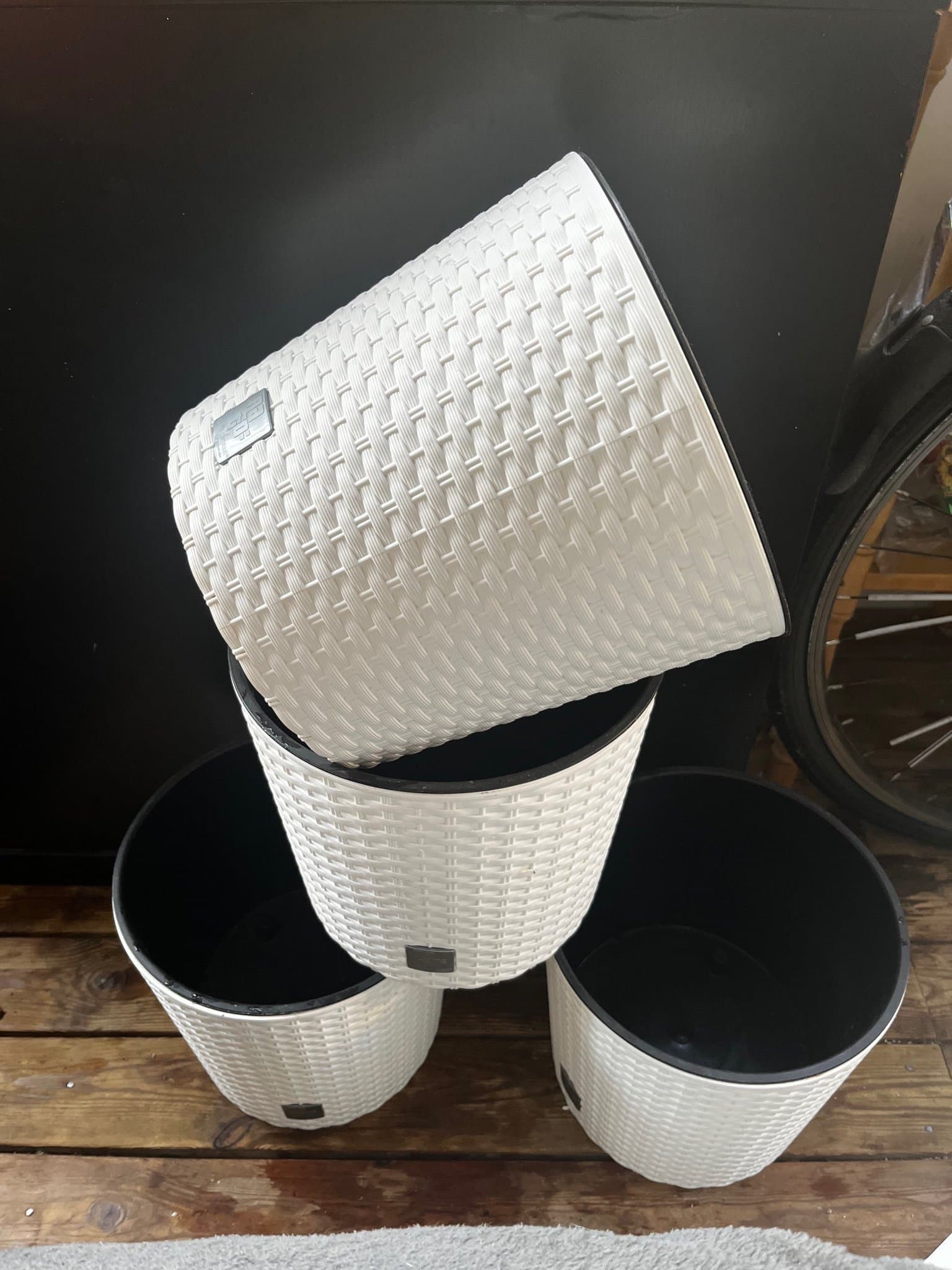 2 st. Krukor - Prosperplast DRTUS 250L- 10L, 2st vita +2st. svarta