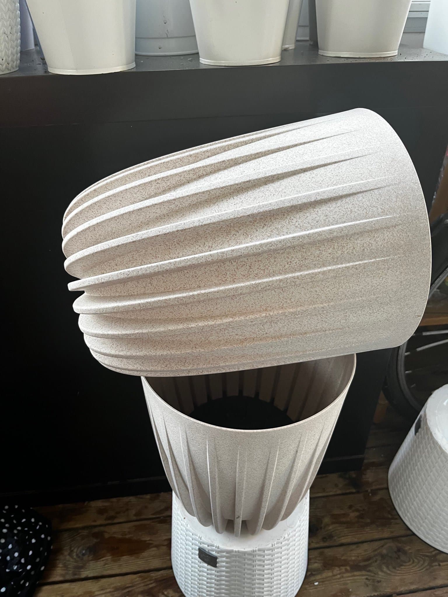 2st. Haag Krukor, Vit Beige. Mått: Ø25 cm, höjd: 29,7 cm.