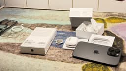 iPhone 14 Pro Max 128 GB med AirPods Pro (2nd generation) och AirTag