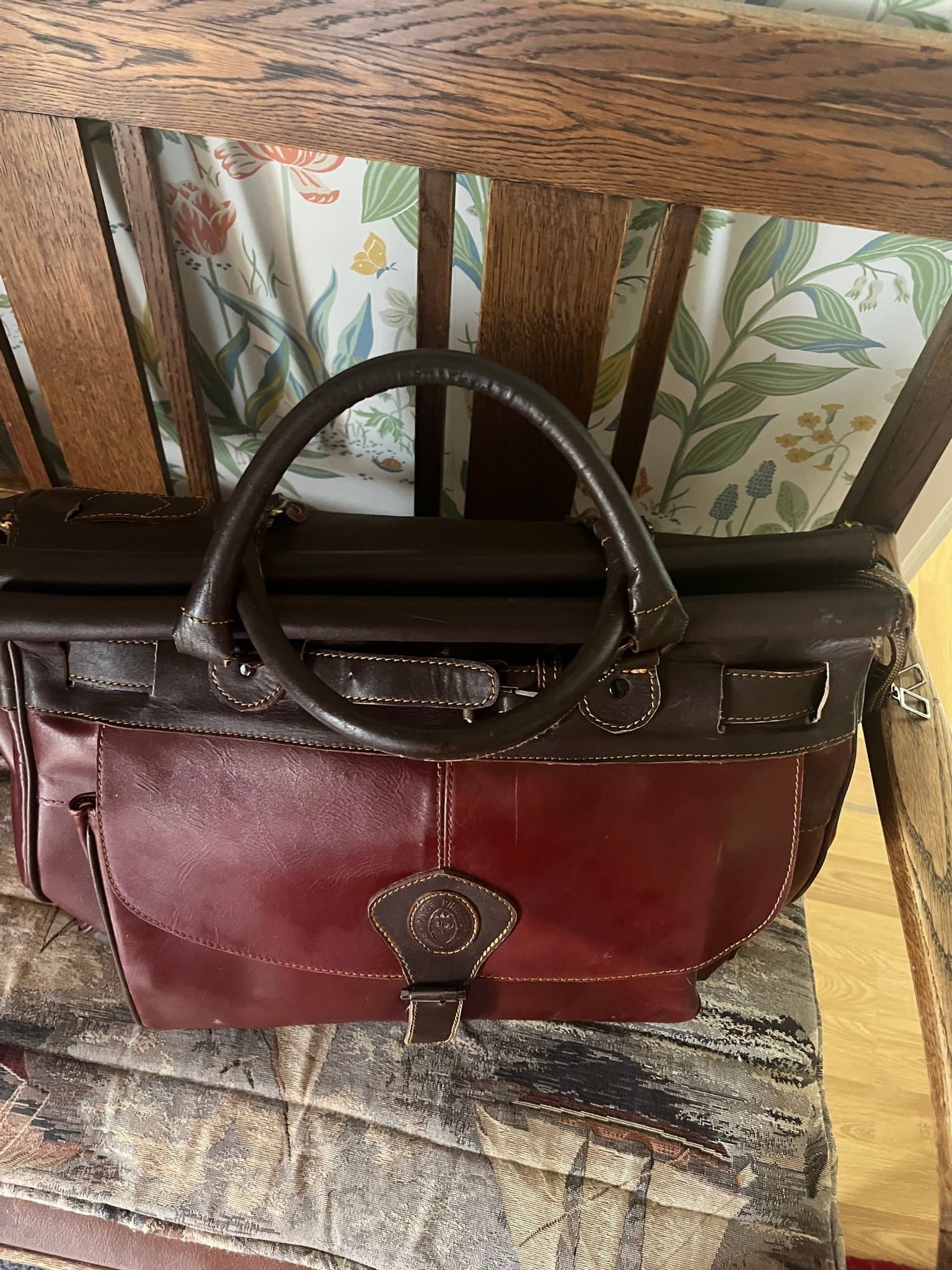 WEEKENDVÄSKA i ÄKTA KRAFTIG SKINN med FINA DETALJER