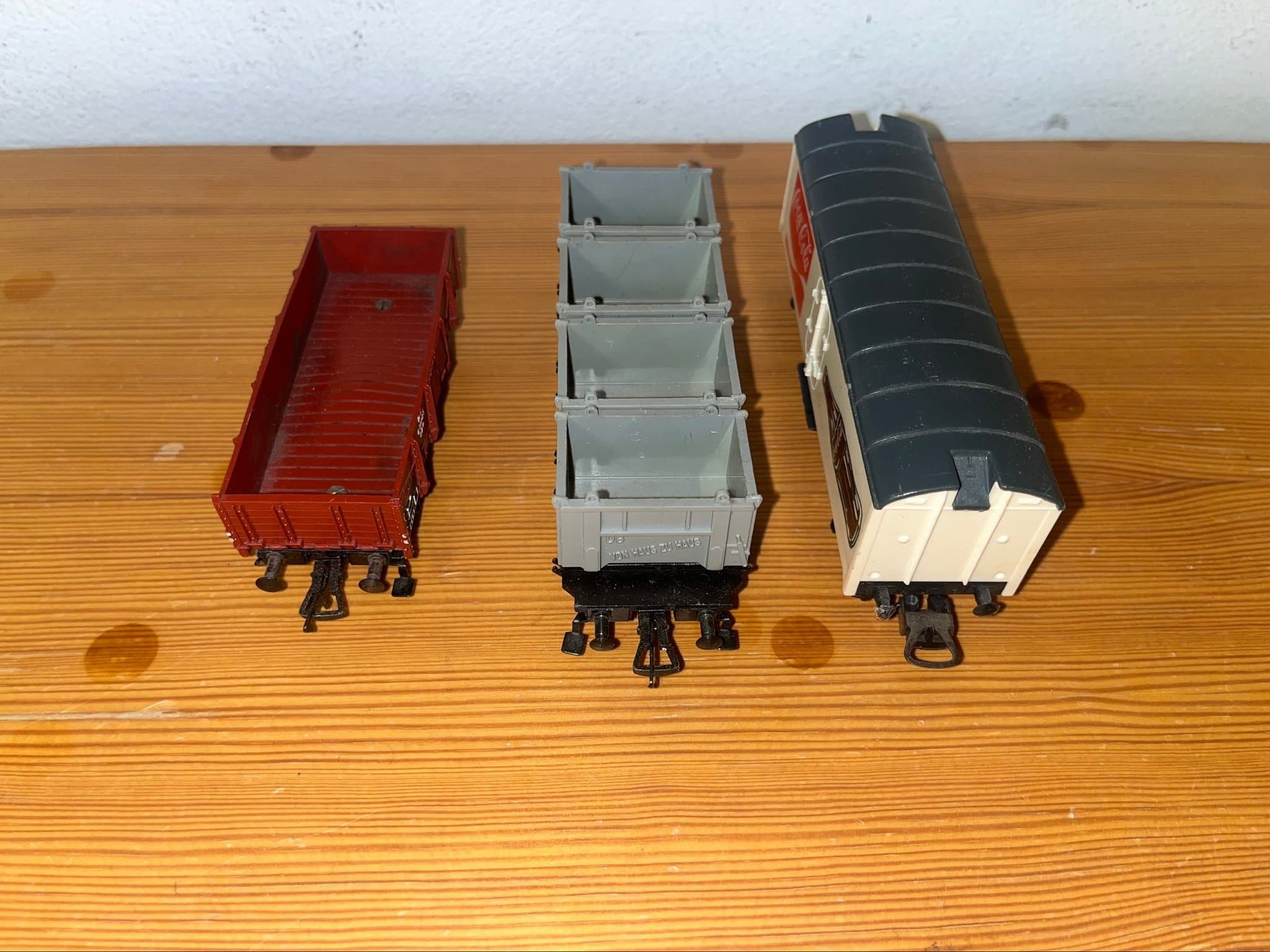 Lima vagnar 3st. i skapligt skick. Skala H0