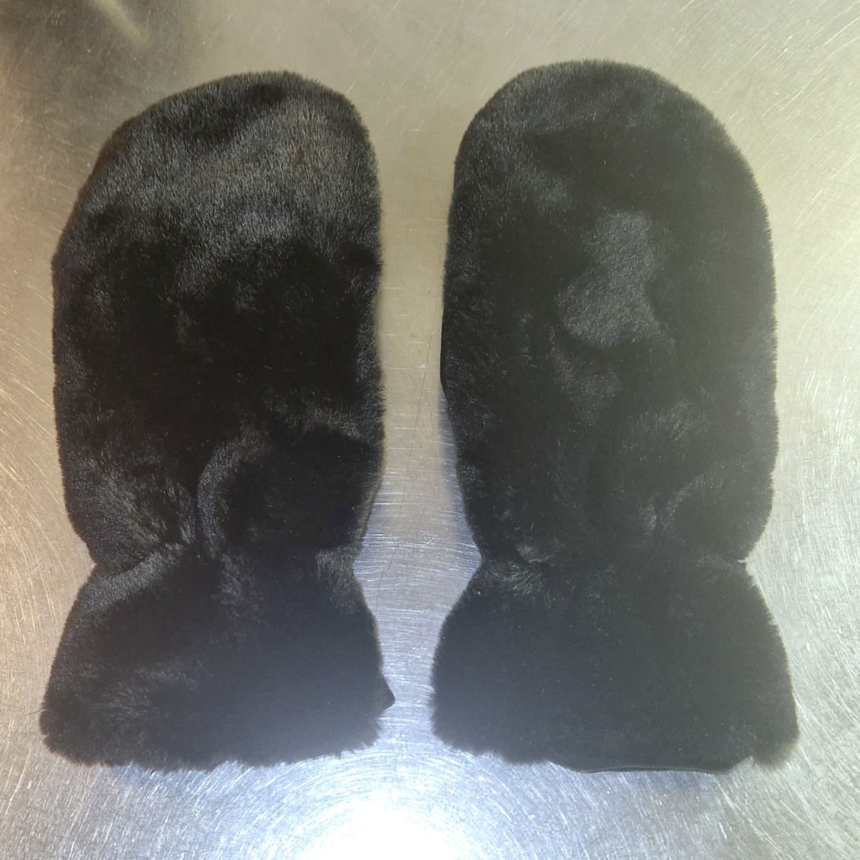 Svarta fuskpälsvantar från Åhléns, stl M/L. Oanvända!