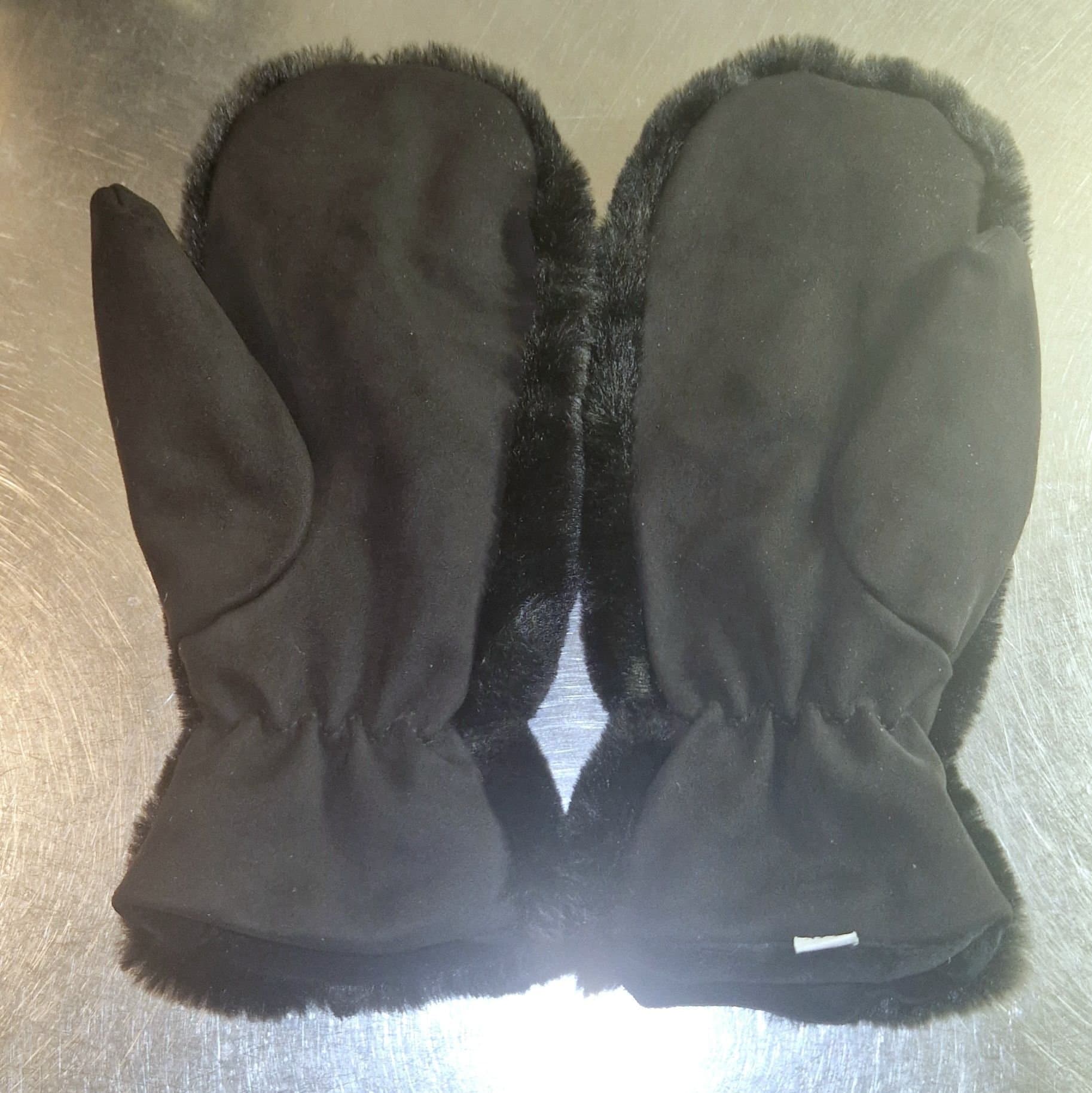 Svarta fuskpälsvantar från Åhléns, stl M/L. Oanvända!