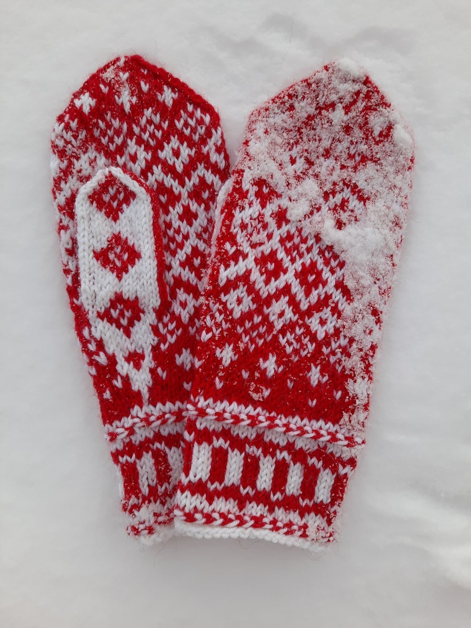 Röda och vita vantar. Ullvantar. Dam, herr medium