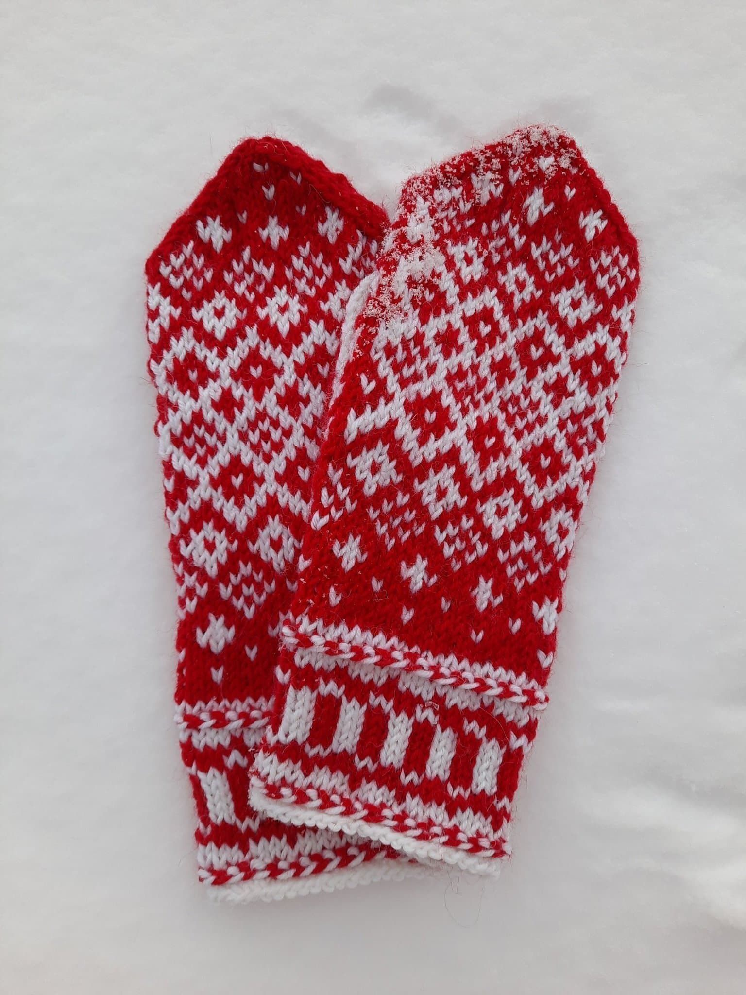 Röda och vita vantar. Ullvantar. Dam, herr medium