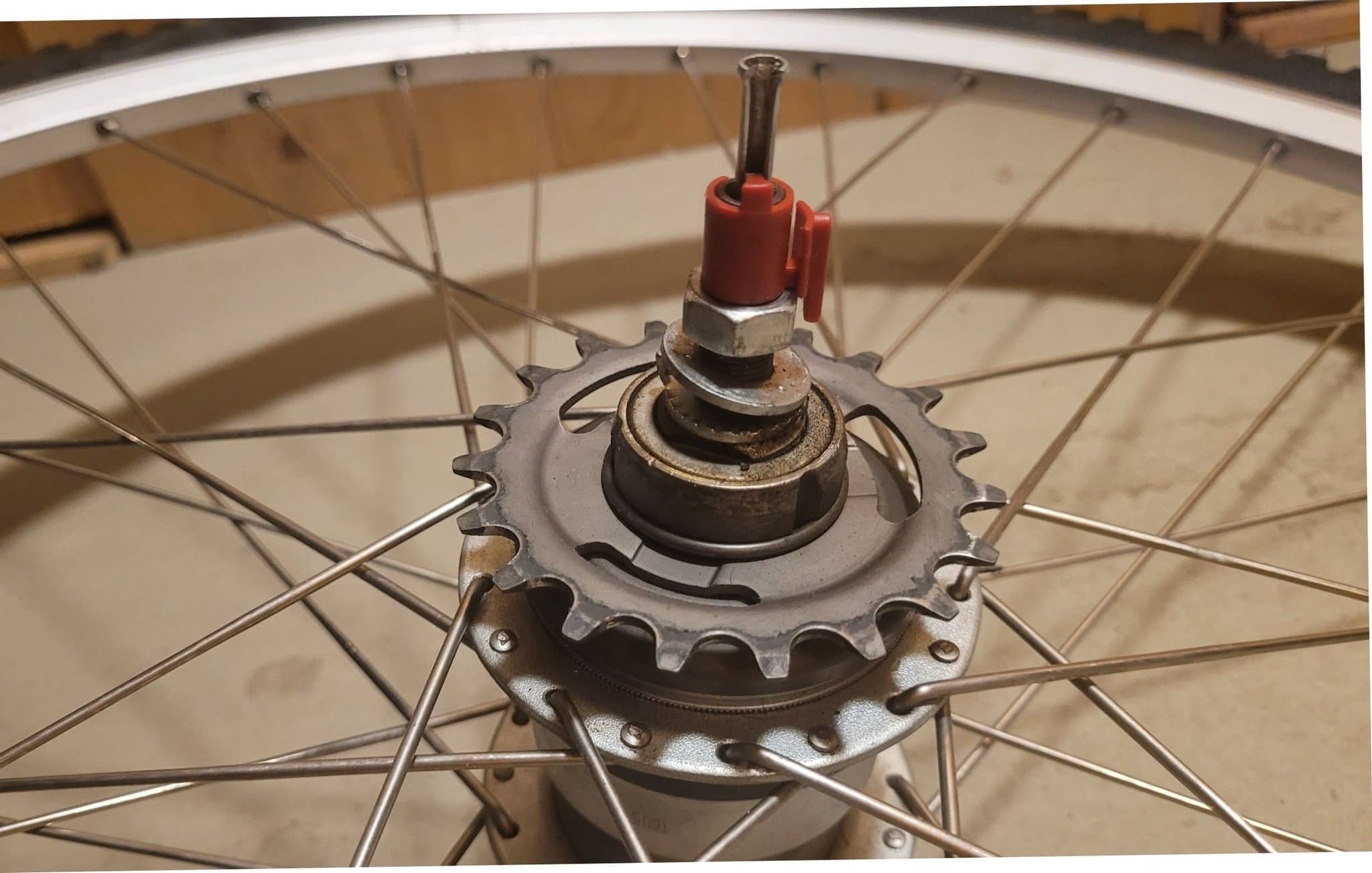 Bakhjul med SRAM P5 navväxel och däck