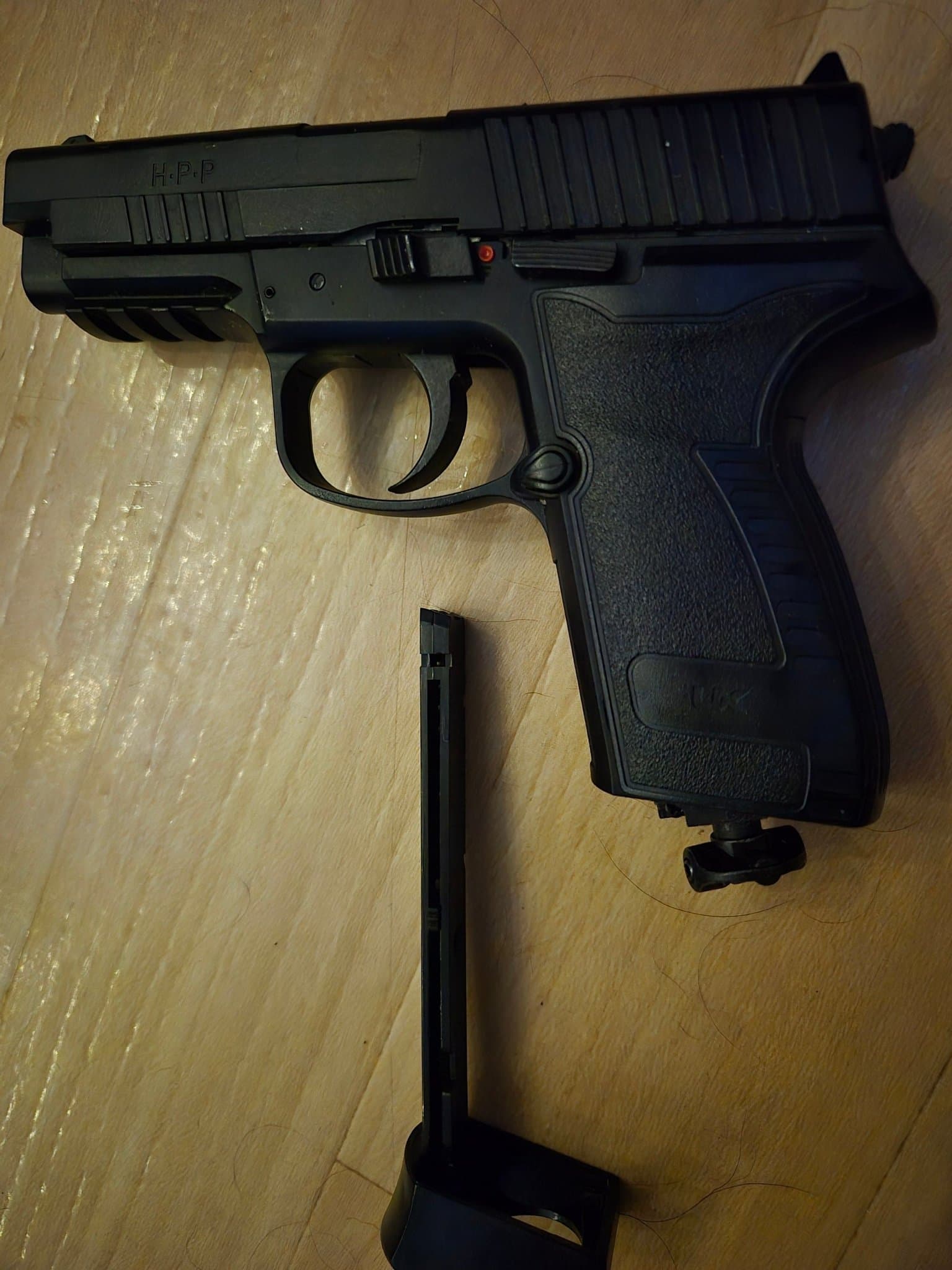 H.P.P kolsyrepistol med magasin