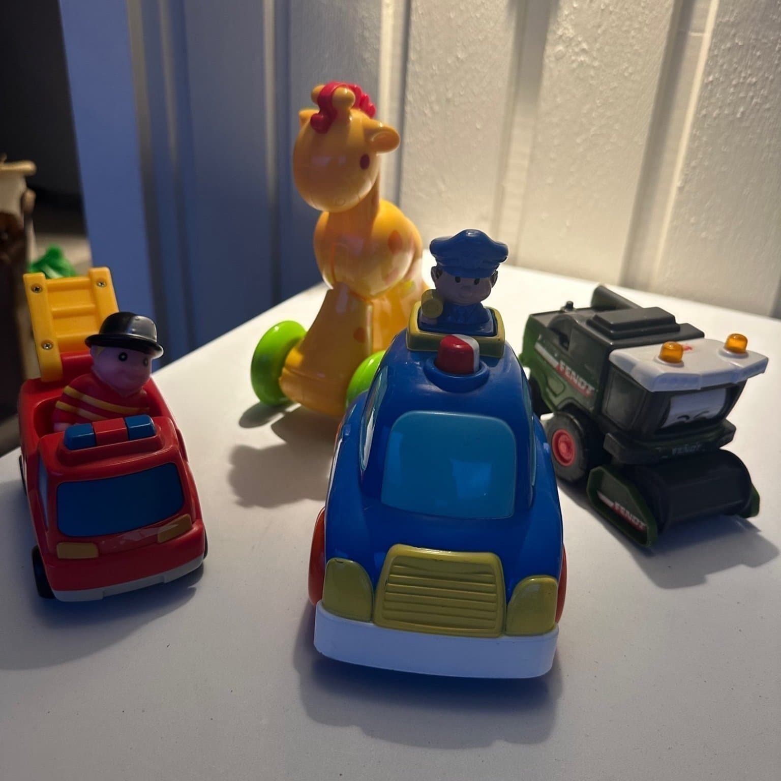 Leksaksfordon - Brandbil, Polisbil, Skördetröska och Giraff