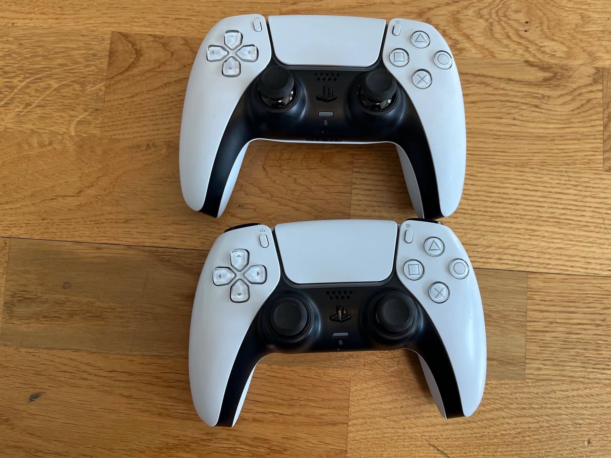 Två PS5-kontroll med TMR Hall effect Gulikit