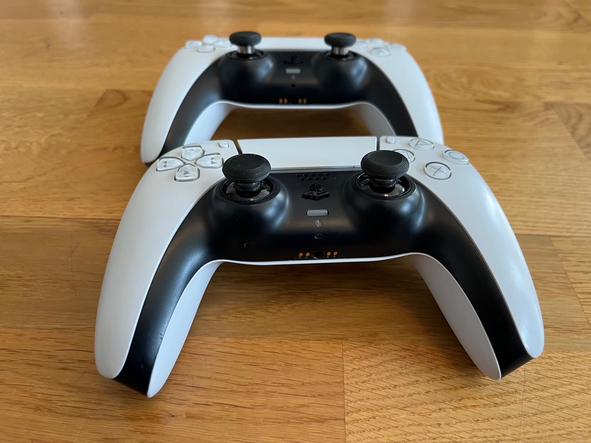 Två PS5-kontroll med TMR Hall effect Gulikit