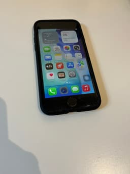 iPhone SE 2020 (andra generationen) inkl svart mobilskal Nytt batteri