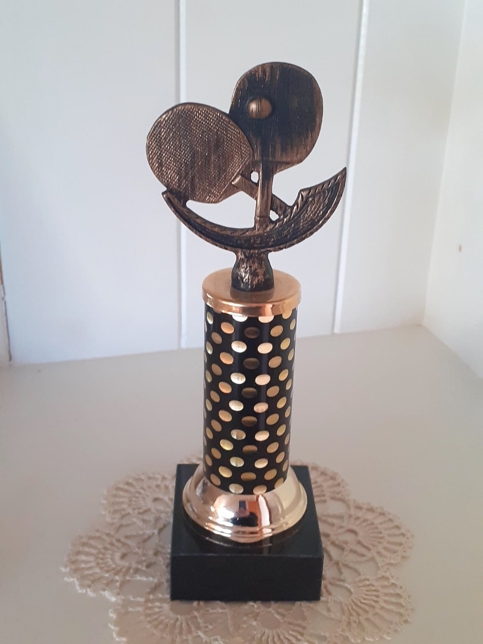 Sportpris - Bordtennis trofé på svart diabas fot